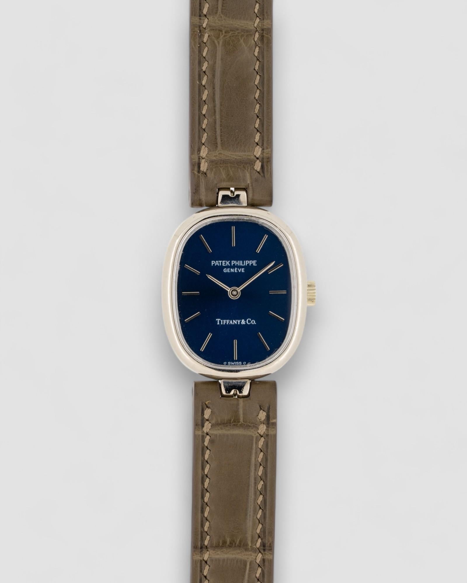 Patek Philippe Lady Ellipse 4464 - Tiffany-Doppelstempel, blaues Sonnenschliff-Zifferblatt, 18k Weißgold (1980er Jahre)

Diese Lady Ellipse 4464 aus den 1980er Jahren ist ein wahrhaft seltenes und sammelwürdiges Beispiel für die Handwerkskunst von
