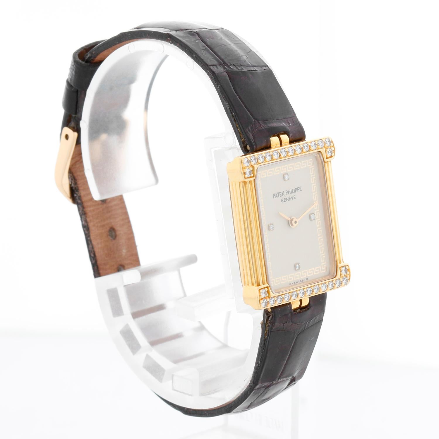 Patek Philippe Les Grecques Montre Femme en or jaune Ref 4632 - Remontage manuel. Les Grecques. Or jaune 18K avec lunette en diamant ( 19 x 24 mm). Cadran argenté avec index en diamant. Bracelet Patek Philippe noir avec boucle en or jaune.