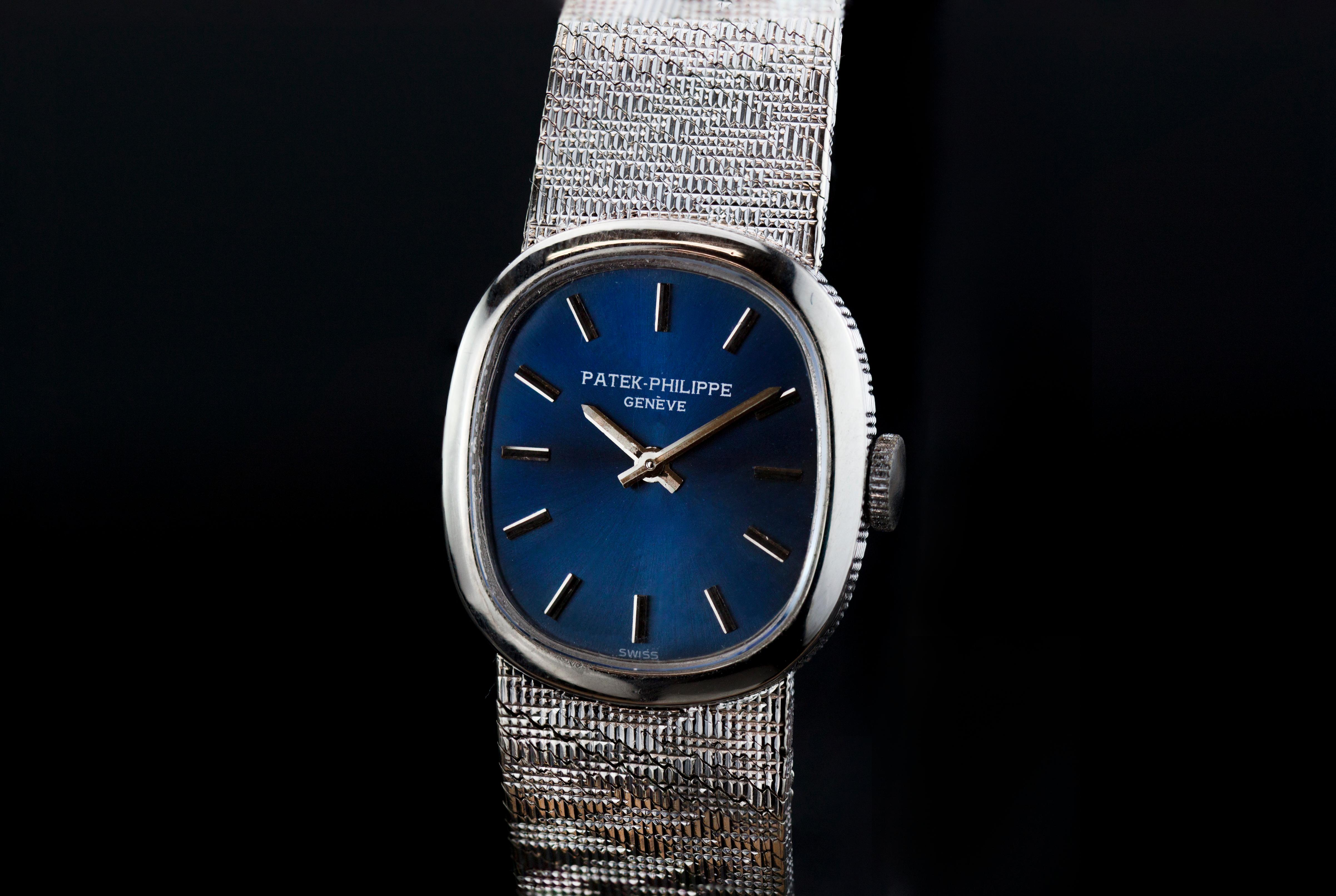 Launched in 1973, the ‘Mini-Ellipse’ ref. 4226 was a bestselling watch of the Patek Philippe line well into the 1980s. The reference was available in yellow gold and white gold with a multitude of dial, strap and bracelet options.

This example