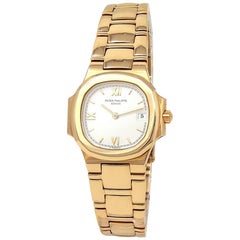 Patek Philippe Montre Nautilus en or jaune 18 carats et quartz pour femmes 4700/51