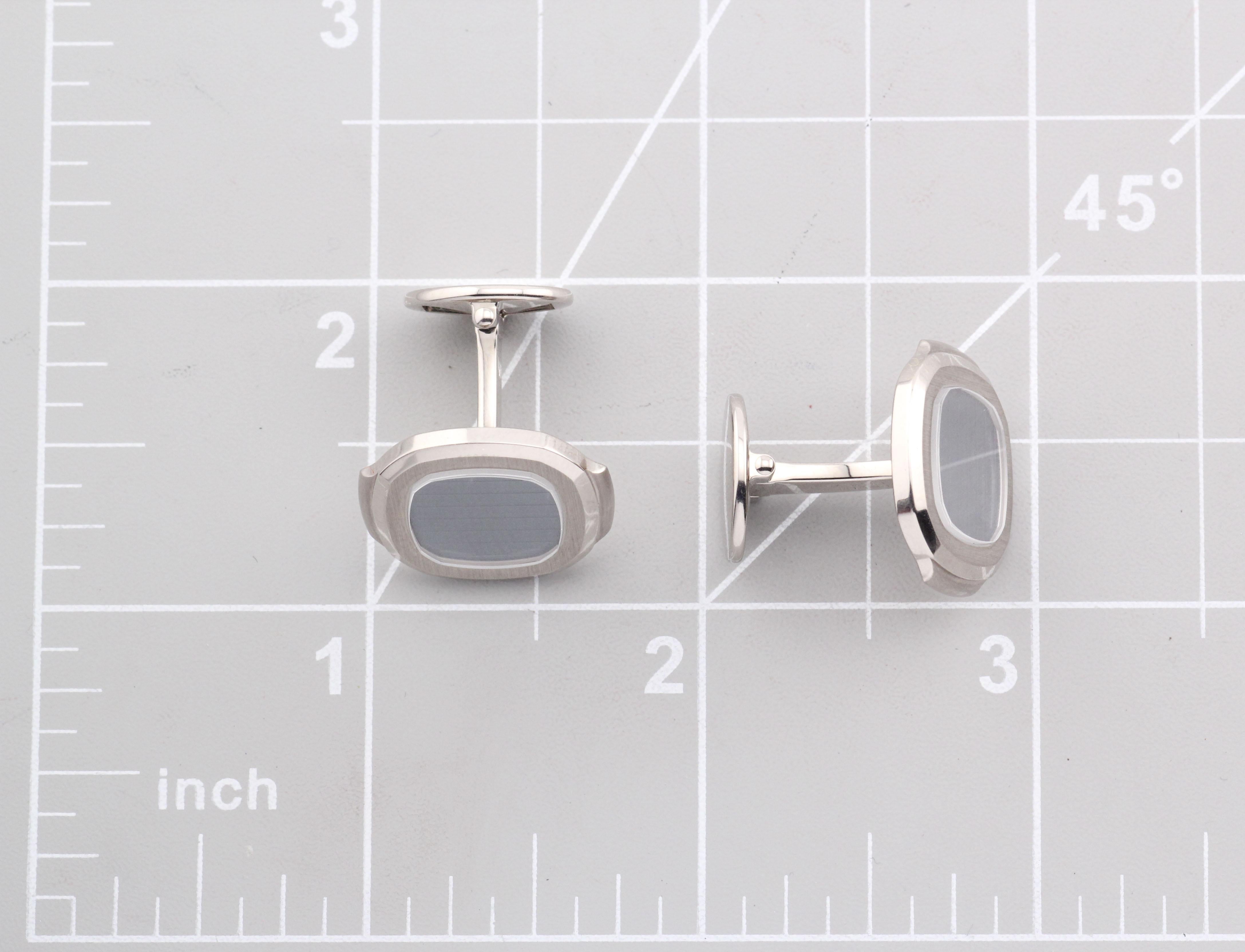 Entdecken Sie die schlichte Eleganz der Manschettenknöpfe aus 18 Karat Weißgold von Patek Philippe - ein Zeugnis für raffinierte Handwerkskunst und modernes Design. Diese Manschettenknöpfe sind mehr als nur ein Accessoire, sie sind ein Statement für