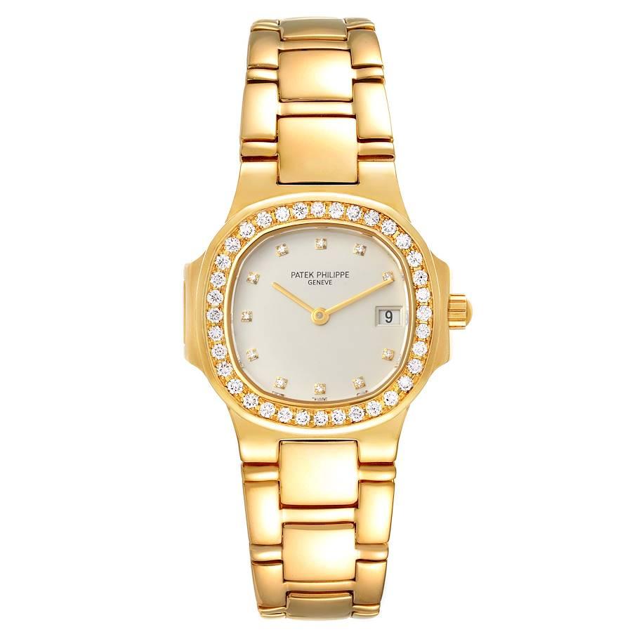 Patek Philippe Nautilus 18K Gelbgold Diamant Damenuhr 4700. Quarzwerk. 18K Gelbgold Coushion Form Gehäuse 28 x 28 mm im Durchmesser. 18K Gelbgold original Patek Fabrik Diamant Lünette. Kratzfestes Saphirglas. Elfenbeinfarbenes Zifferblatt mit
