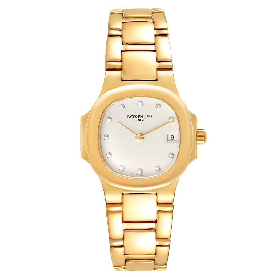 Damenuhr Nautilus, 18 Karat Gelbgold Diamant, Patek Philippe, 4700. Quarzwerk. Gehäuse aus 18 Karat Gelbgold in Koushion-Form 28 x 28 mm. 18 Karat Gelbgold glatte Lünette. Scratch-beständiger Saphirglas. Das elfenbeinfarbene Zifferblatt mit