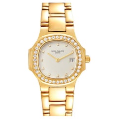 Patek Philippe: 18 Karat Gelbgold Diamant Damenuhr Nautilus 4700