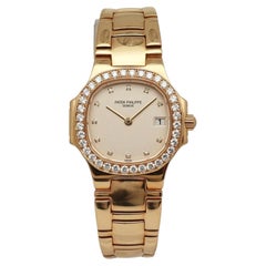 Montre pour femme Patek Philippe Nautilus 27 mm en or jaune 18 carats, référence 4700/530J-001