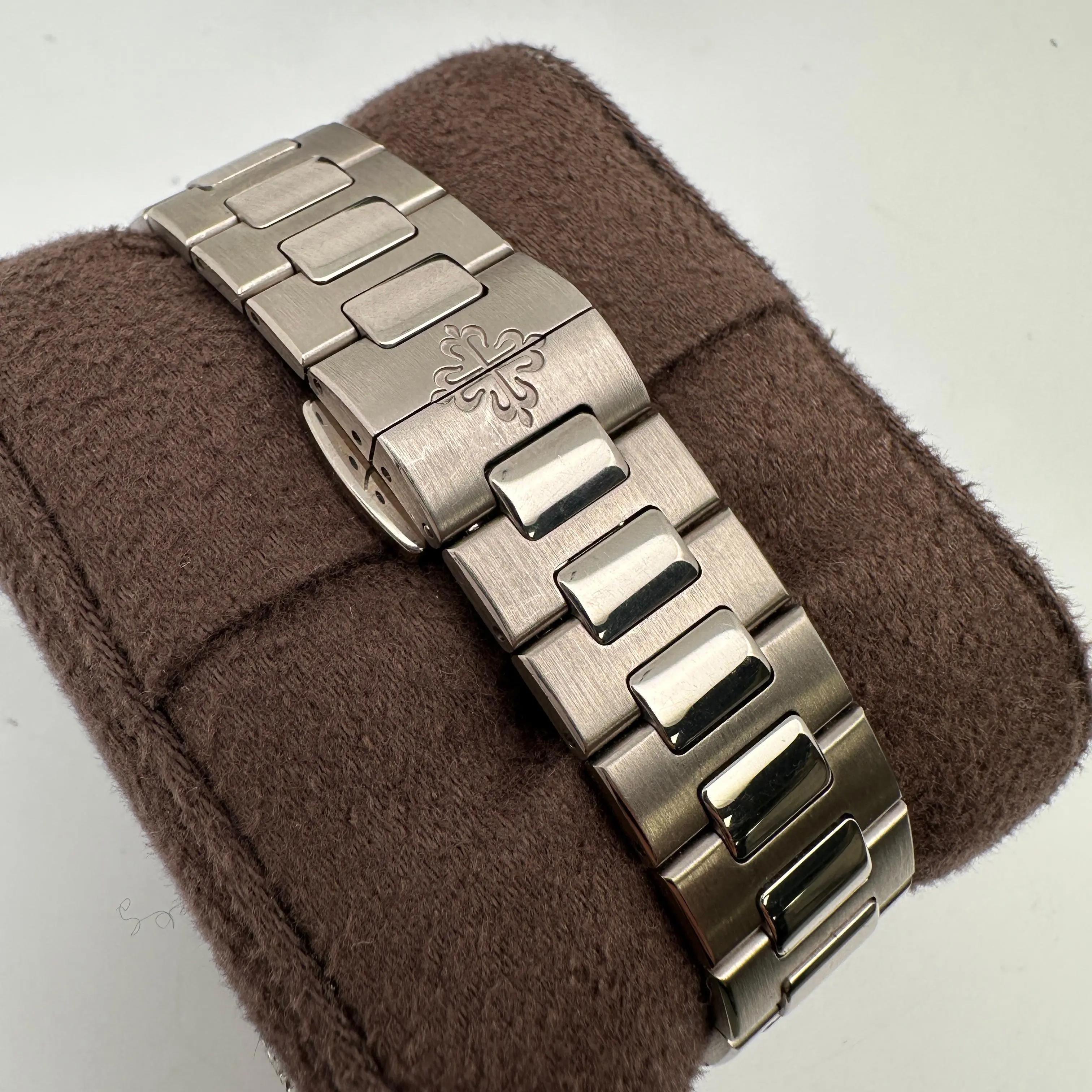 Patek Philippe Nautilus 32mm 18K White Gold Silver Dial Ladies Watch 7011/1G-001 9