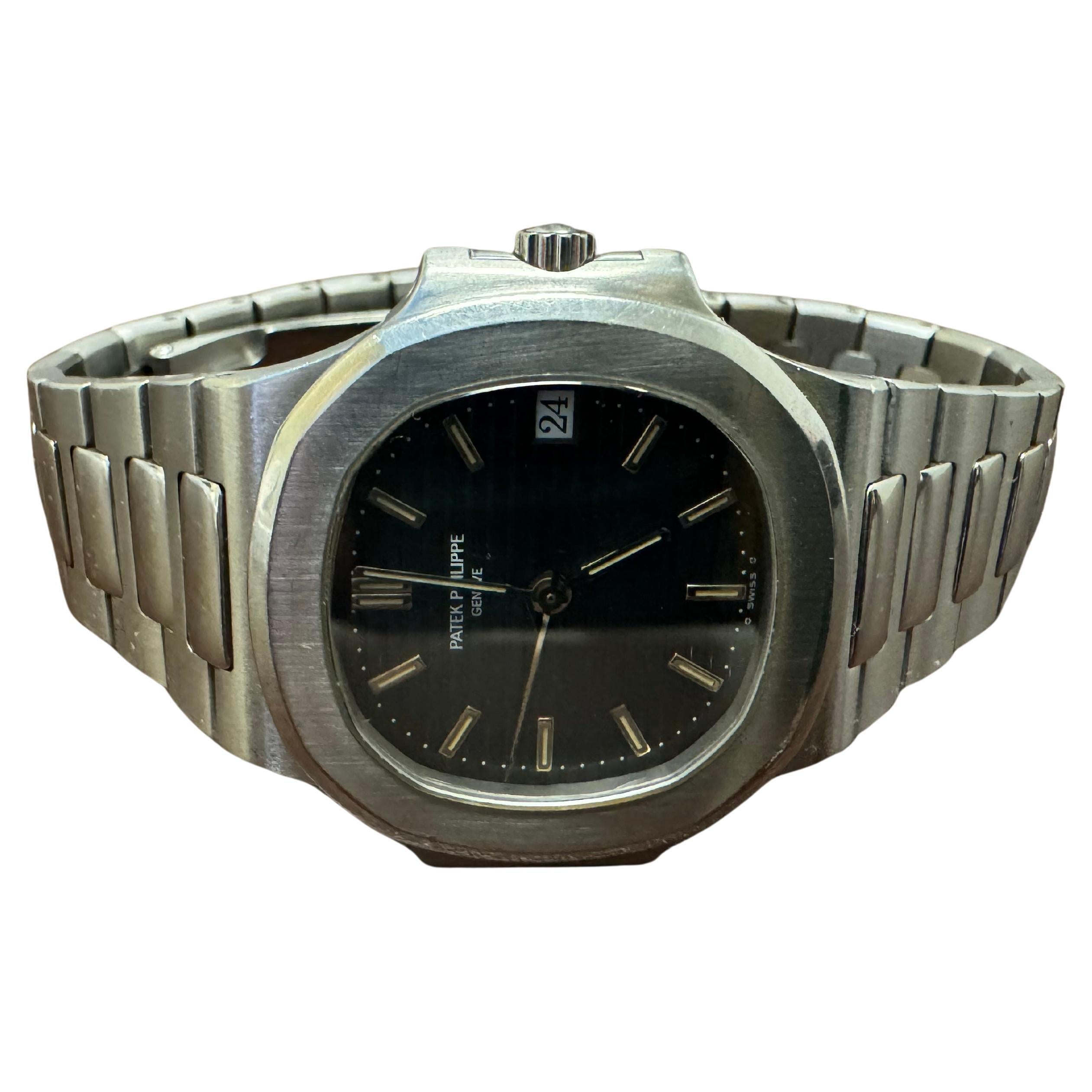 Patek Philippe Nautilus 3800/1A Blau Zifferblatt Edelstahl - 37,5 mm

Zum Verkauf angeboten wird eine sehr begehrte Patek Philippe Nautilus 3800/1A mit dem ikonischen blauen Zifferblatt in einem 37,5 mm großen Edelstahlgehäuse. Dieser klassische
