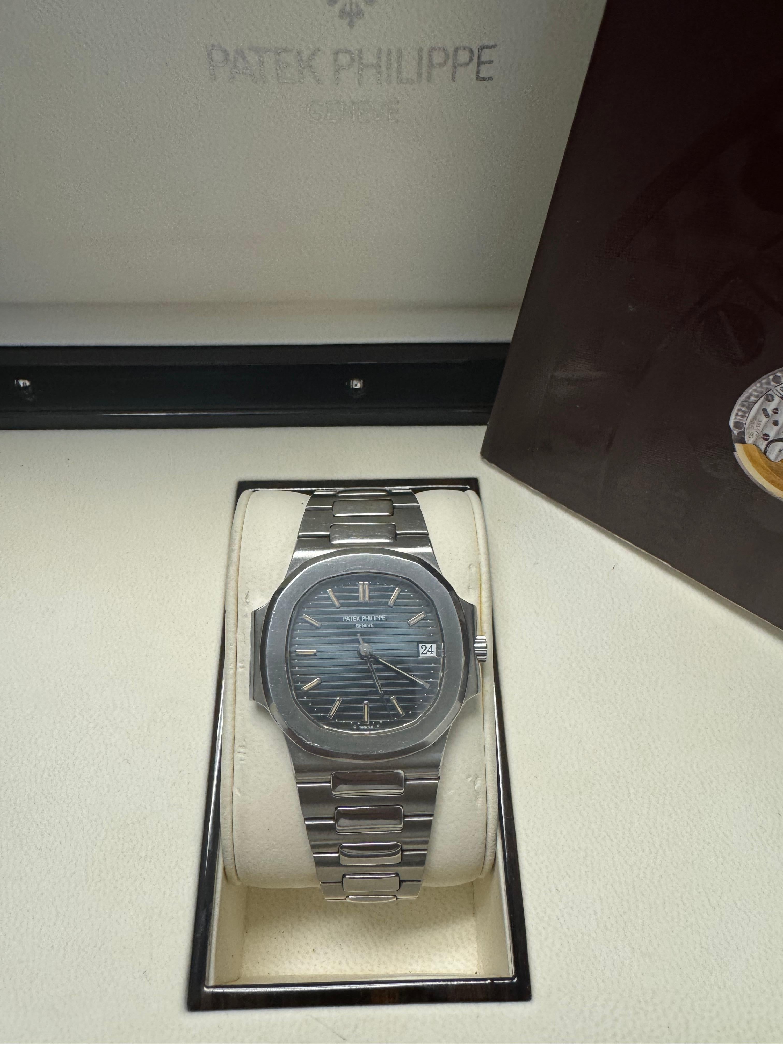 Patek Philippe Nautilus 3800/1A Blau Zifferblatt Edelstahl - 37,5 mm im Angebot 3