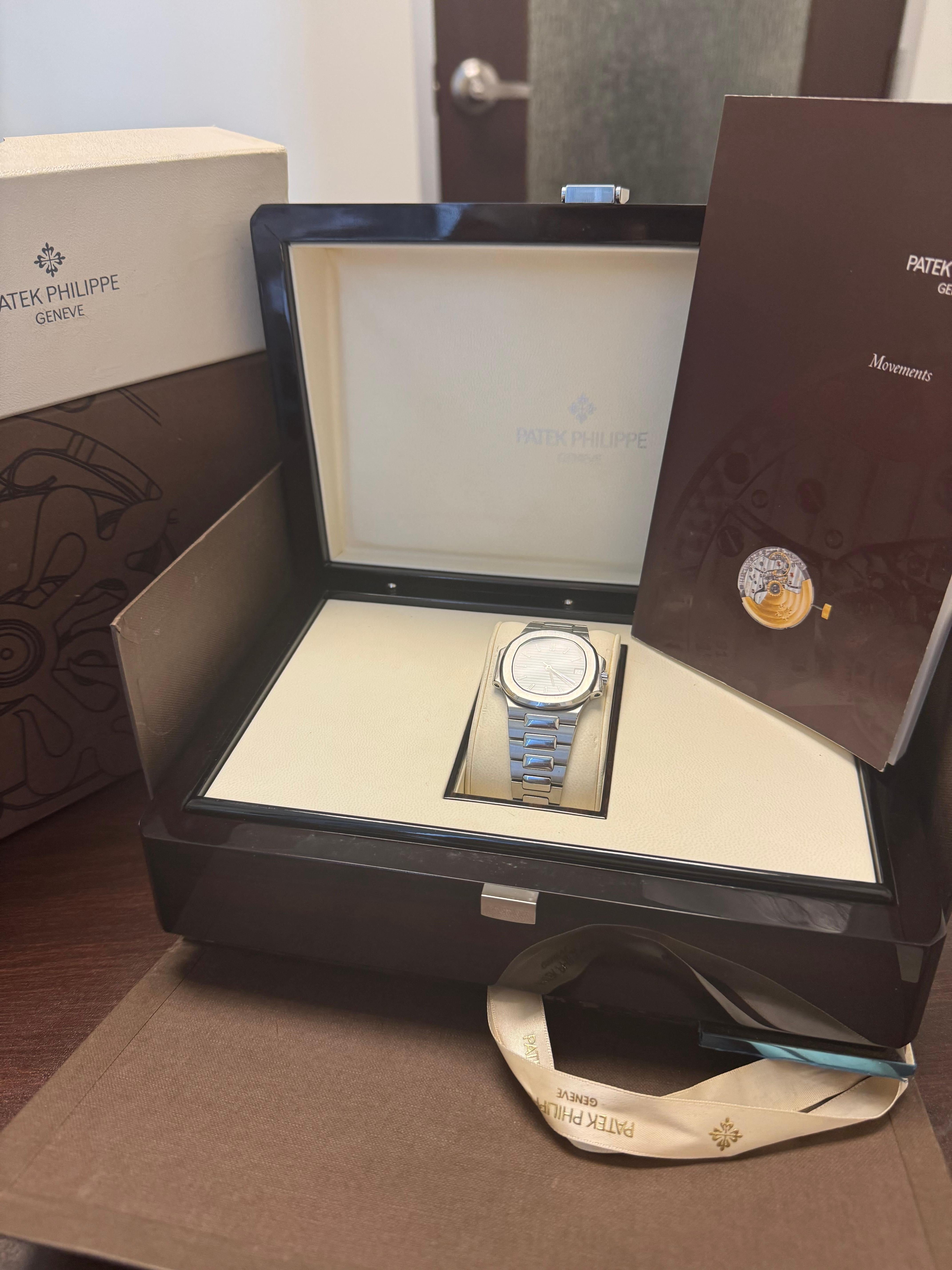 Patek Philippe Nautilus 3800/1A Blau Zifferblatt Edelstahl - 37,5 mm im Angebot 4