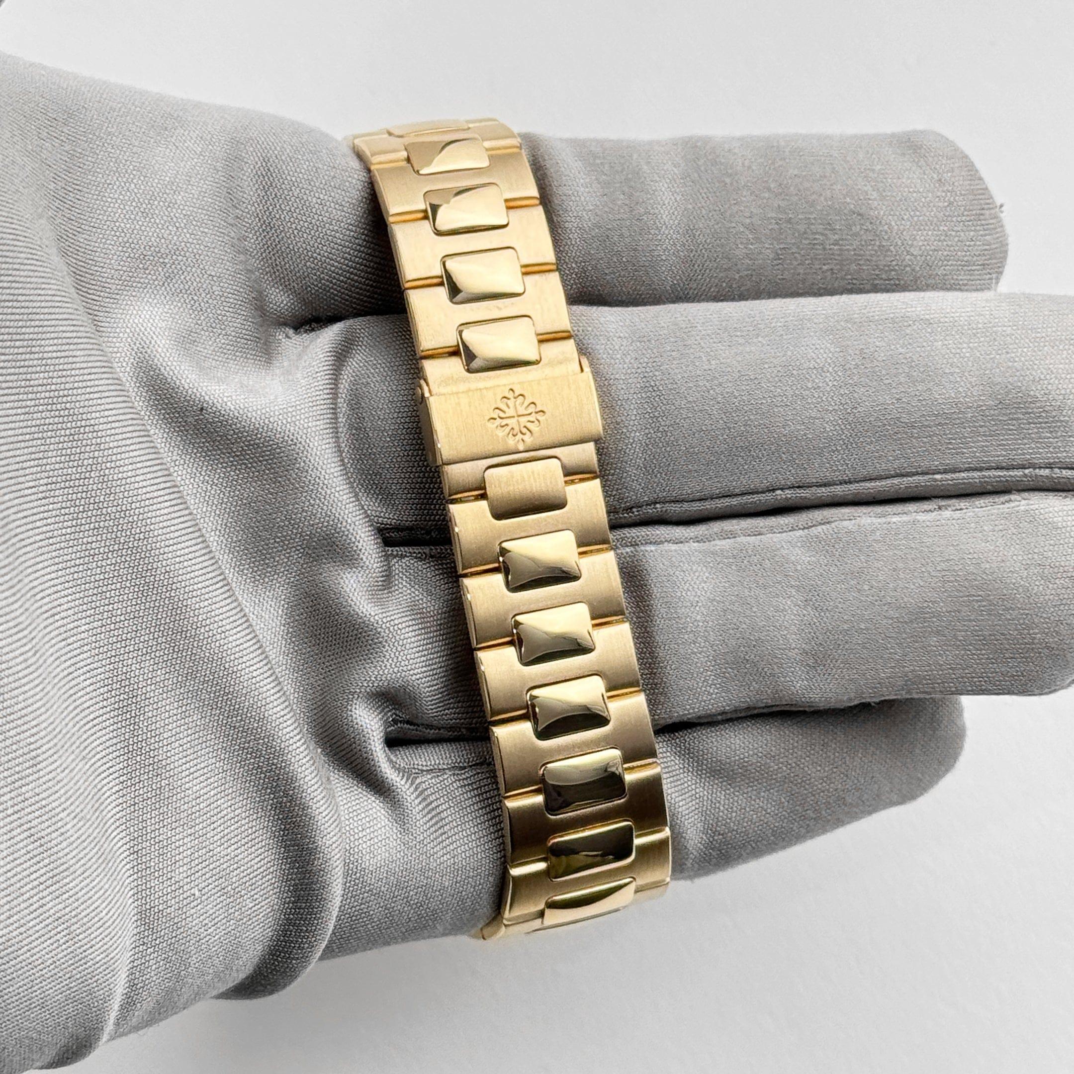 Patek Philippe Nautilus 3800/1J-017 Yellow Gold Black Dial (2003) For Sale 6