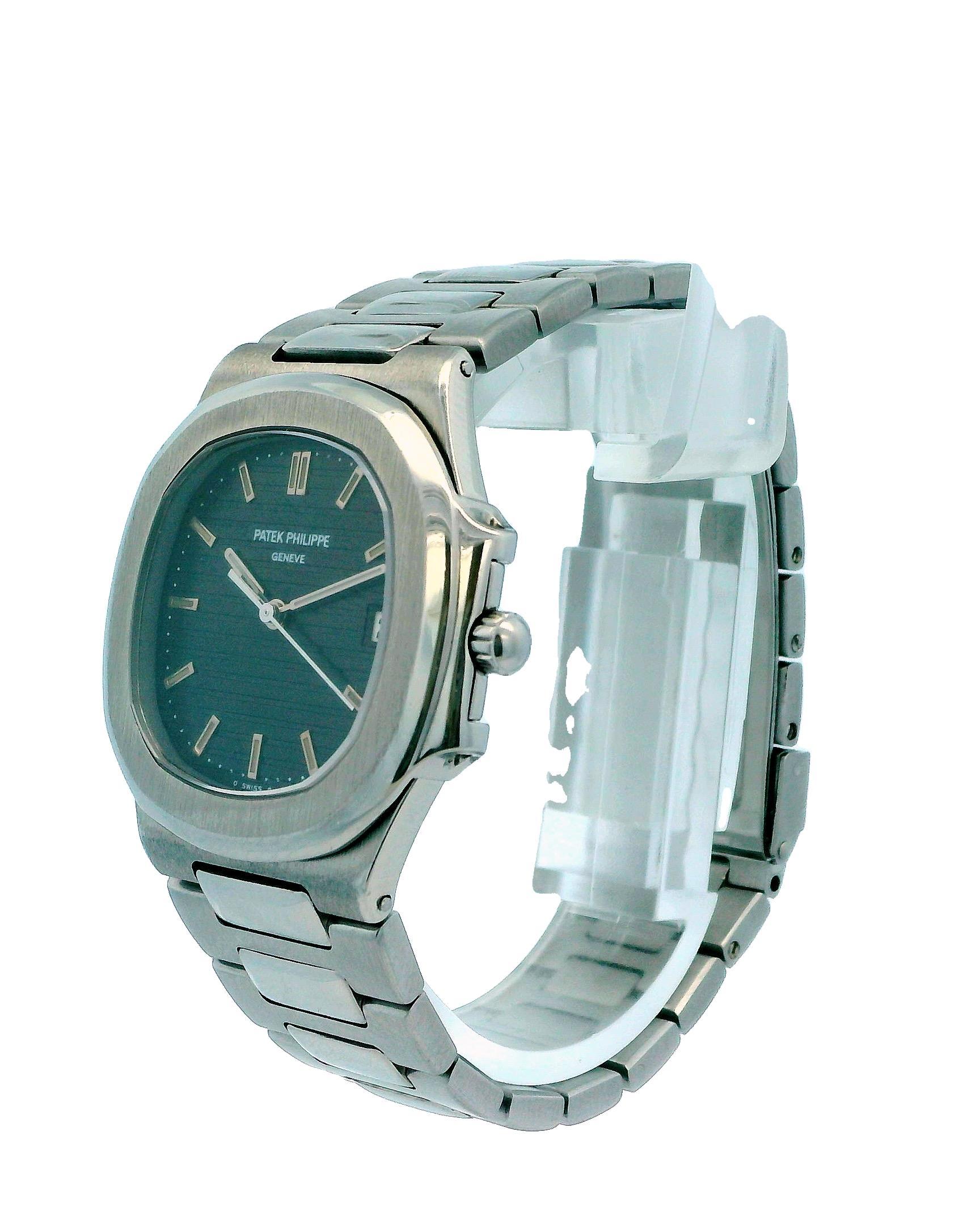 Patek Philippe Nautilus 3900/1A Orologio da donna. Questo orologio presenta una cassa in acciaio inossidabile da 32 mm con una lunetta liscia in acciaio inossidabile. Il quadrante grigio-blu è completato da lancette e indici in acciaio inossidabile.