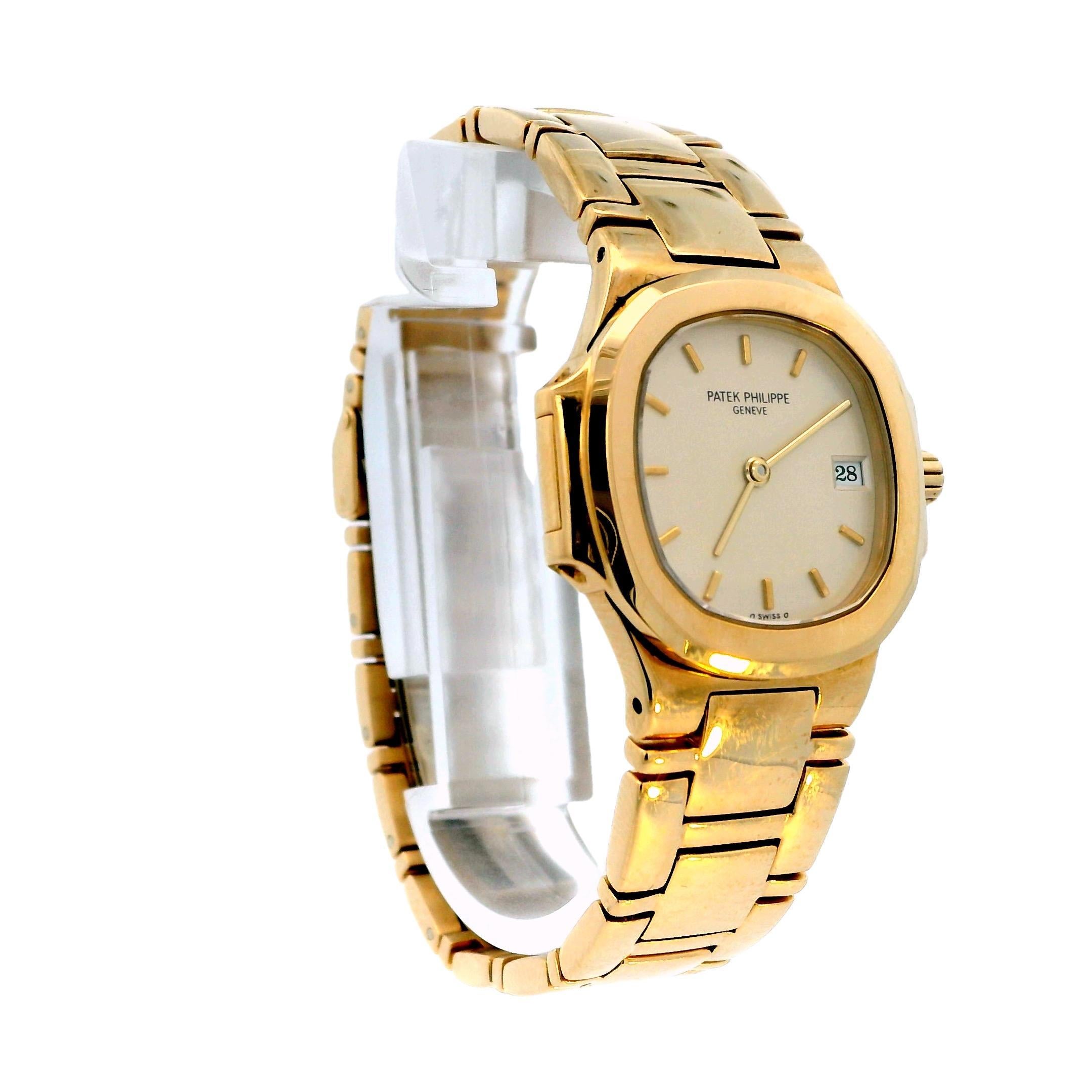 Orologio da donna Patek Philippe Nautilus 4700. Cassa in oro giallo 18 carati da 27 mm con lunetta liscia in oro giallo 18 carati. Quadrante avorio con lancette e indici in oro. Datario a ore 3. Bracciale in oro giallo 18 carati con chiusura a