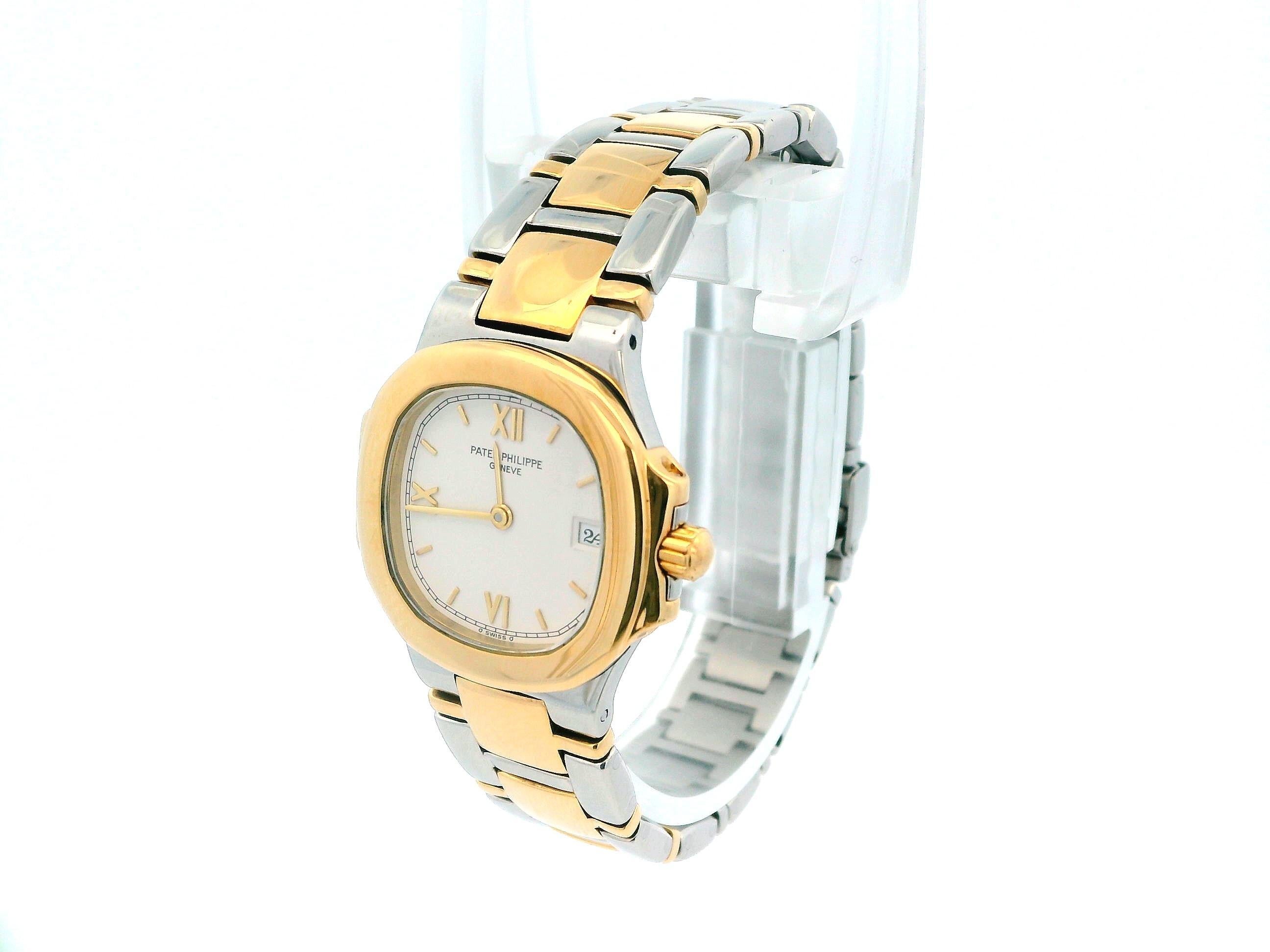 Patek Philippe Nautilus 4700/1JA est une étonnante montre bicolore pour femmes qui incarne le luxe et l'élégance. Elle est dotée d'un boîtier en acier inoxydable de 27 mm complété par une lunette lisse en or jaune 18 carats qui ajoute une touche de