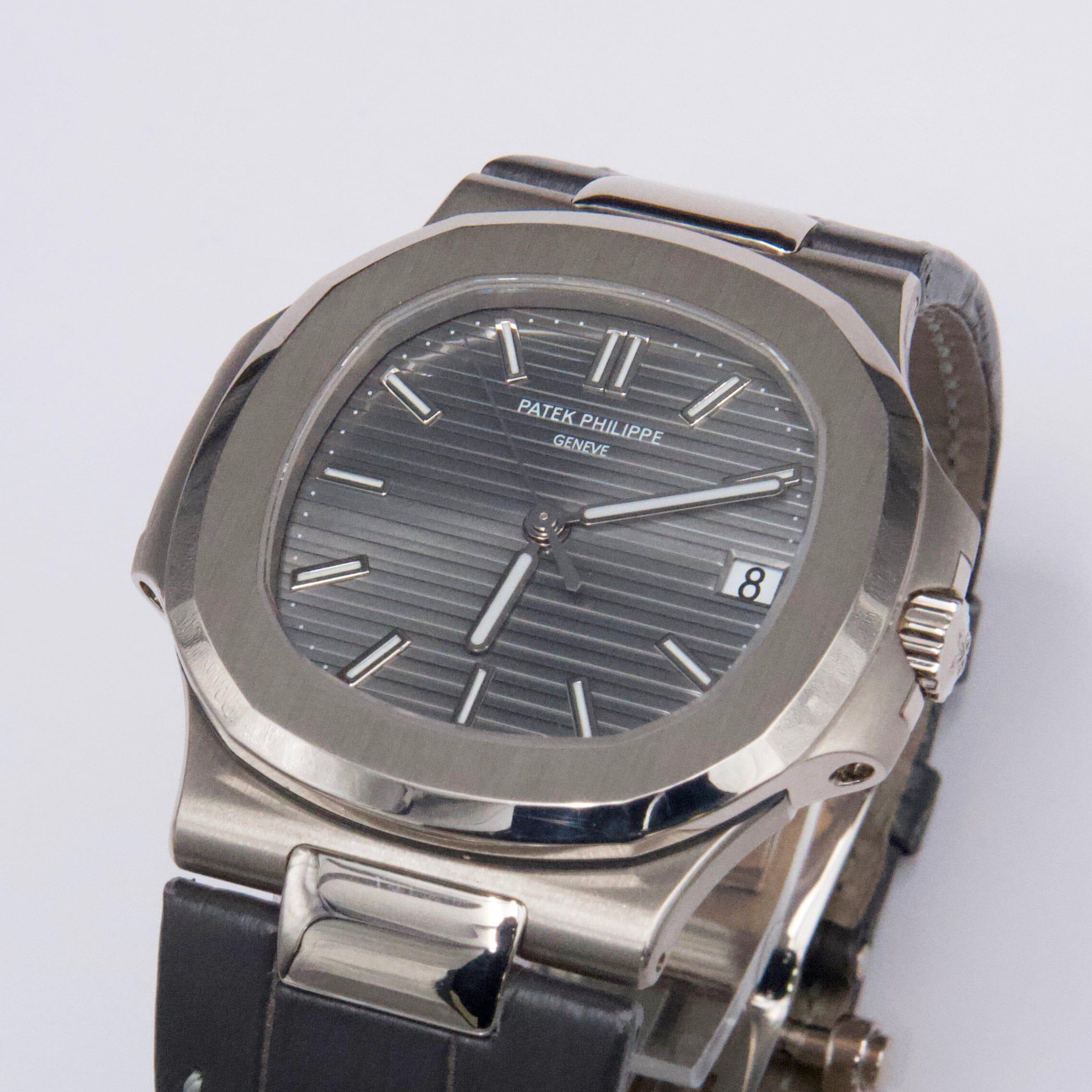 Patek Philippe Nautilus 5711G-001 Grey Dial Mens Watch Box Papers Excellent état - En vente à Great Neck, NY