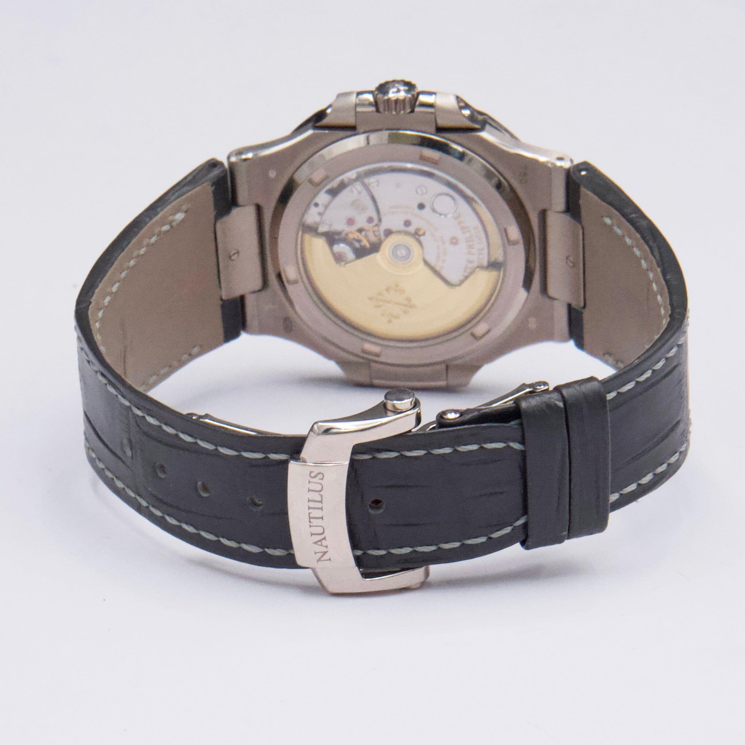 Patek Philippe Nautilus 5711G-001 Grey Dial Mens Watch Box Papers en vente 1