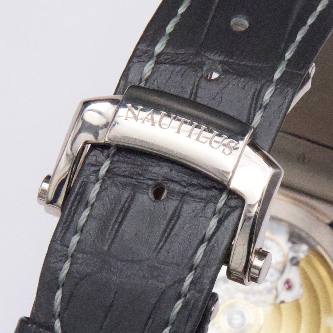 Patek Philippe Nautilus 5711G-001 Grey Dial Mens Watch Box Papers en vente 4