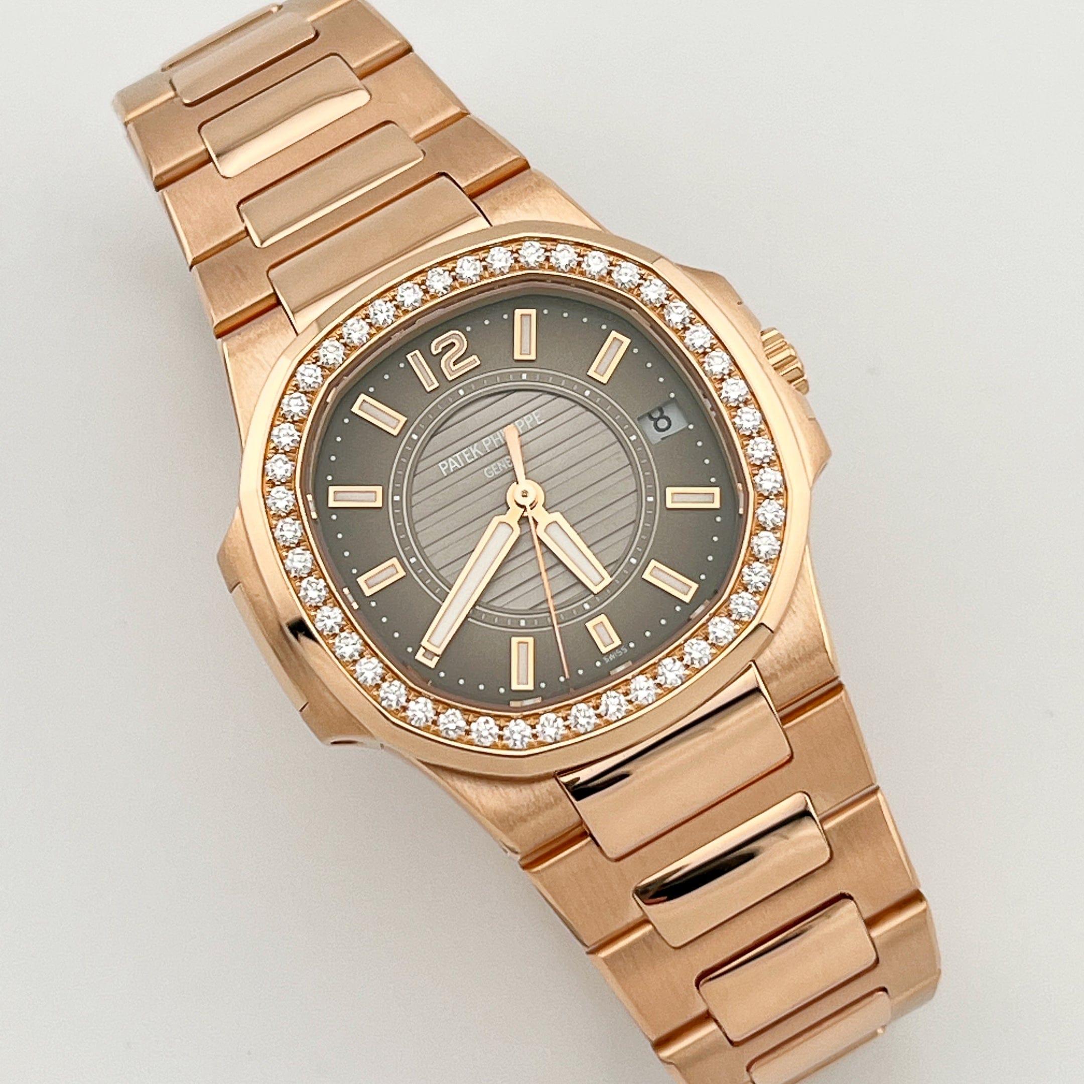 Jewels Aficionado propose cette Patek Philippe Nautilus 7010/1R-010 est une luxueuse montre pour femme qui incarne le mélange parfait de l'élégance sportive et de la sophistication raffinée. Réalisé en or rose 18 carats, son boîtier de 32 mm