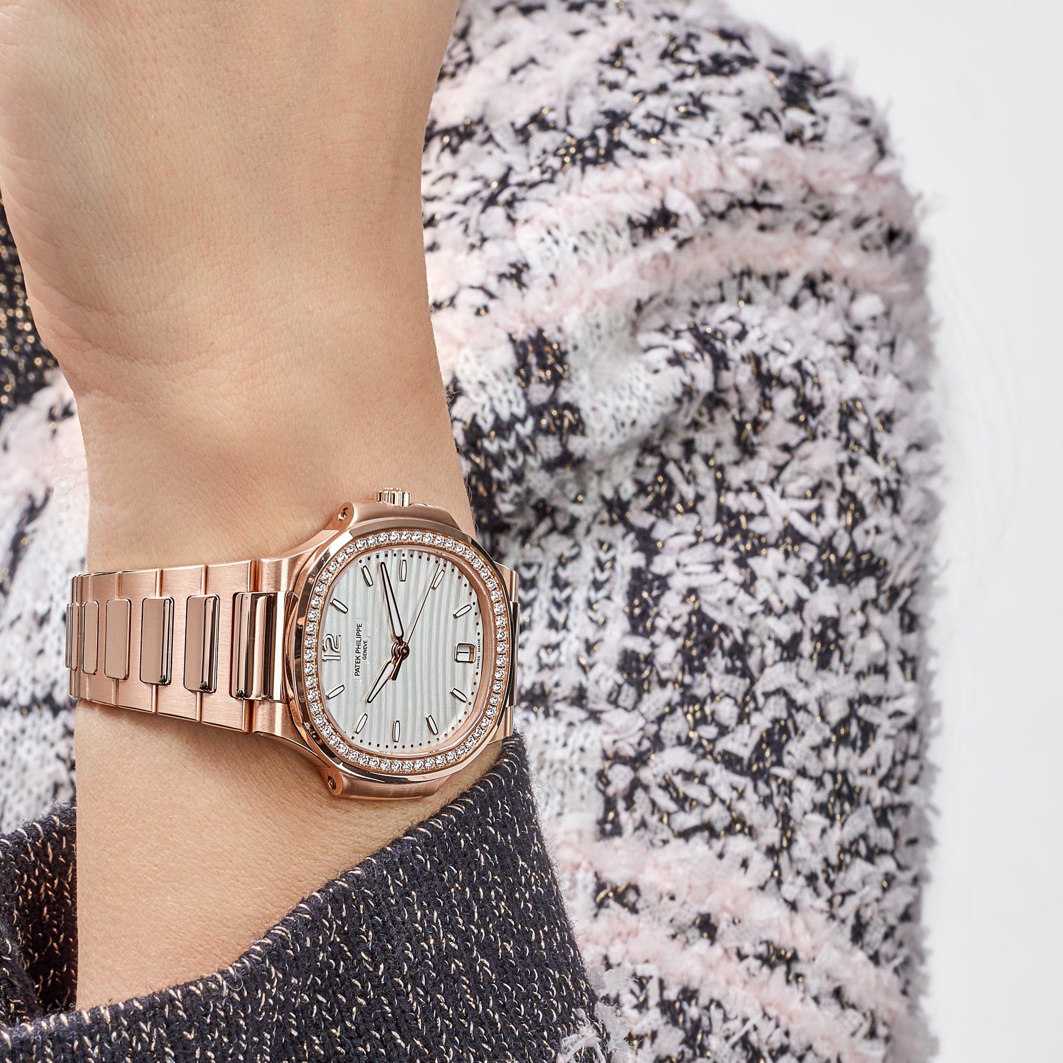 Jewels Aficionado offers the Patek Philippe Nautilus 7118/1200R-001 'Tiffany & Co.' is an exquisite ladies' timepiece that combines the iconic Nautilus design with the exclusivity of a co-branded dial. Crafted in 18k rose gold, the 35.2mm case