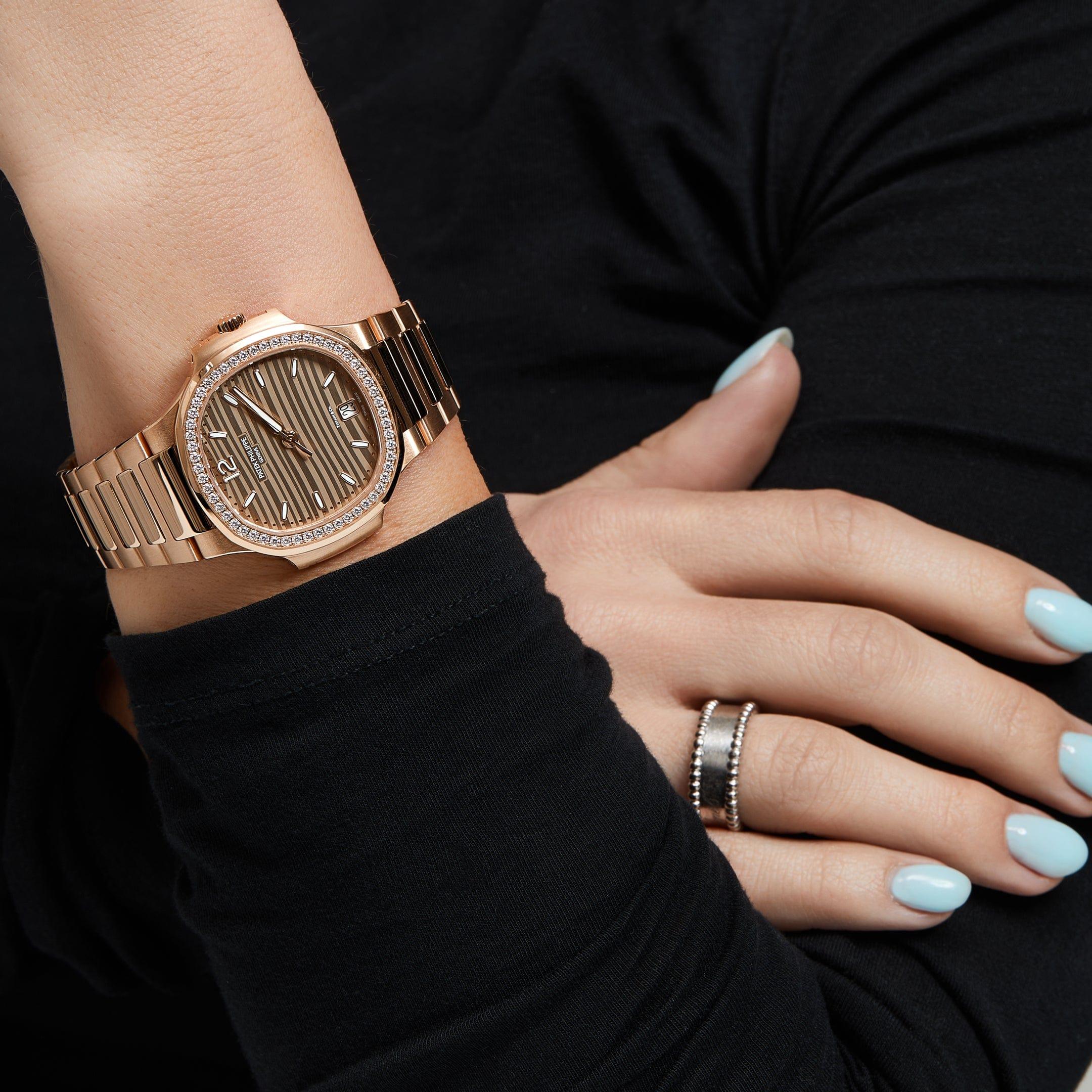 Jewels Aficionado offers the Patek Philippe Nautilus 7118/1200R-010 ‘Tiffany & Co’ is a breathtaking blend of timeless design and understated luxury. Crafted in warm rose gold, this refined timepiece features the elegant, rounded octagonal bezel and