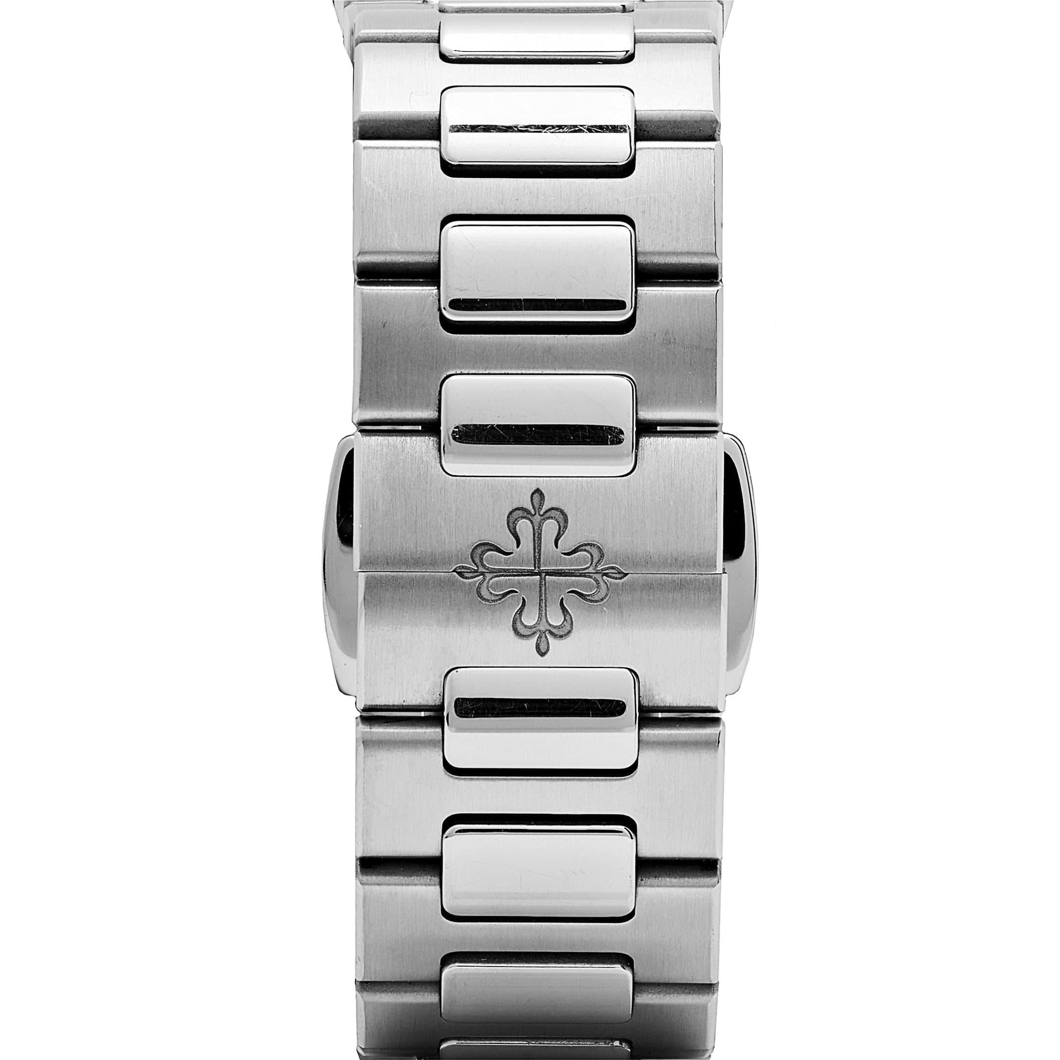 Patek Philippe Nautilus 7118/1A-010 Stainless Steel Silvery opaline Dial (2019) For Sale 3