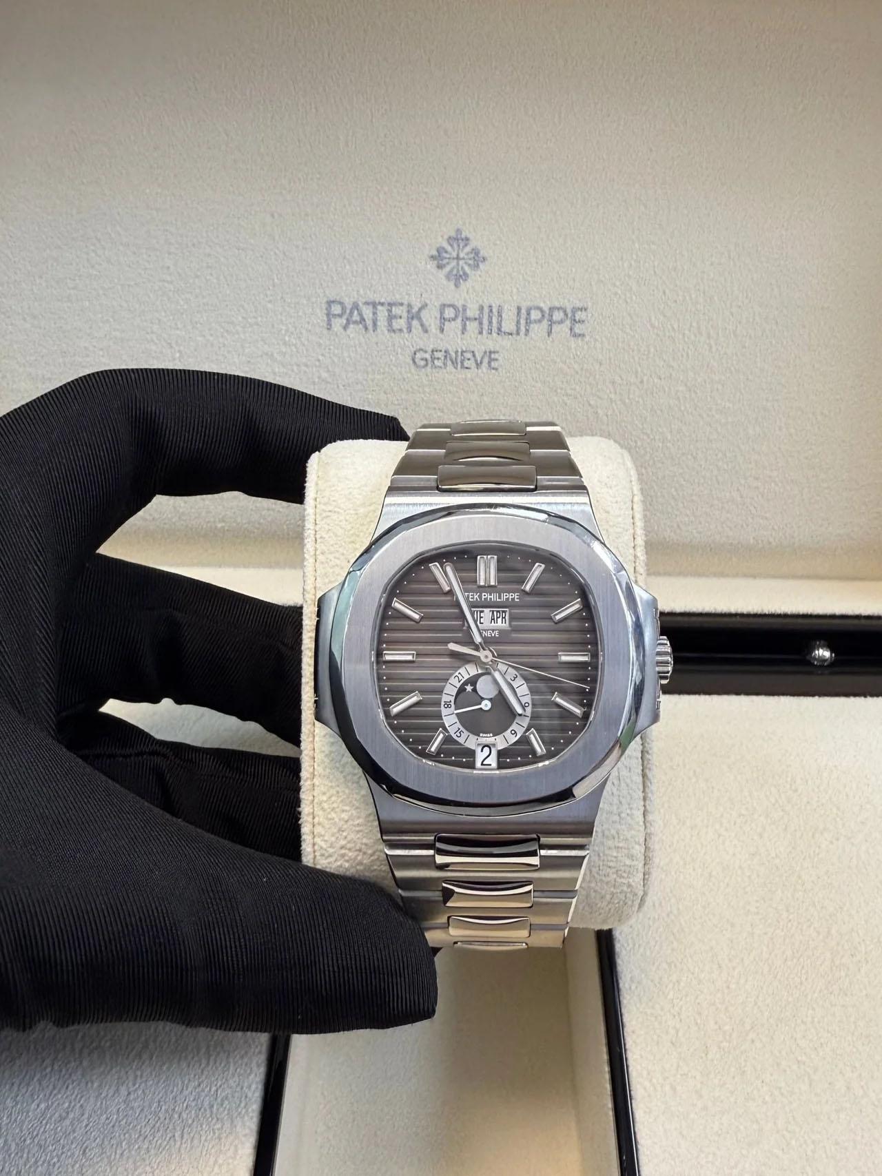 Patek Philippe Nautilus Jahreskalender 5726/1A-001 im Zustand „Neu“ im Angebot in New York, NY