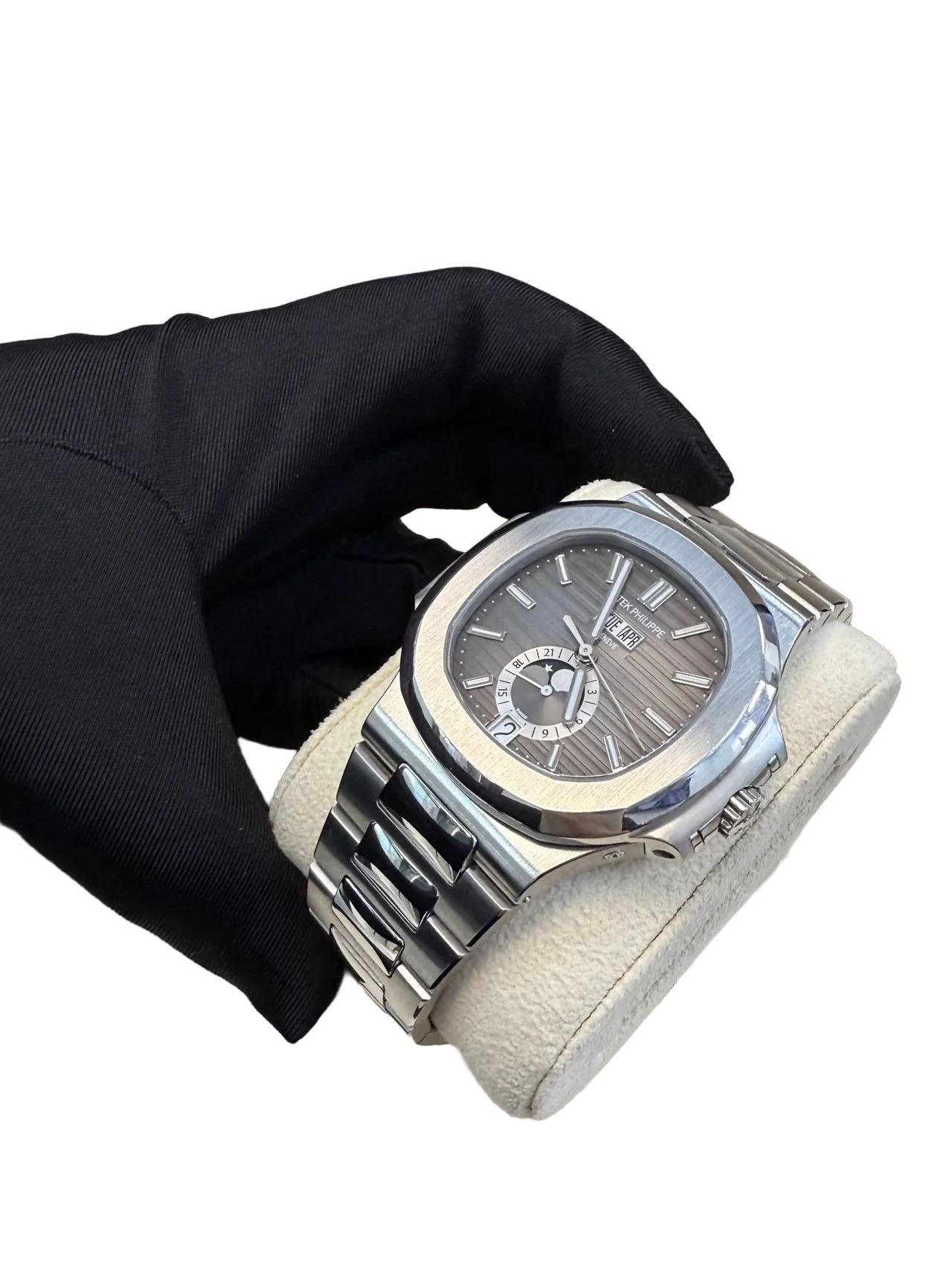 Patek Philippe Nautilus Jahreskalender 5726/1A-001 für Damen oder Herren im Angebot