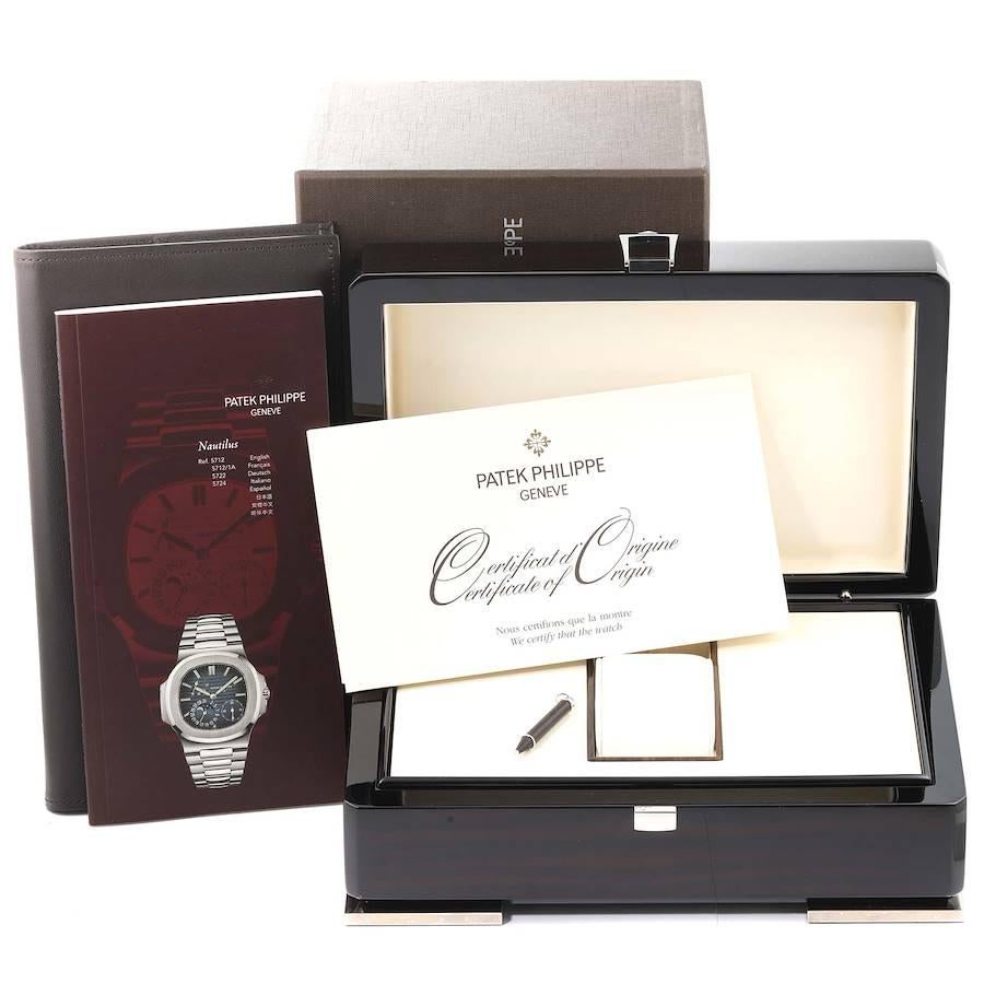 Herrenuhr 5712 aus Stahl mit blauem Nautilus-Zifferblatt und Mondphase von Patek Philippe, Karton im Angebot 8