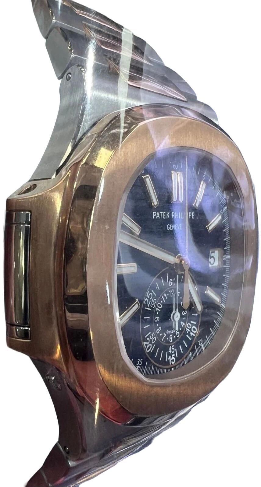 Este reloj Patek Philippe Nautilus para hombre es una asombrosa mezcla de estilo y funcionalidad, diseñado para el coleccionista exigente. Presenta una distintiva caja de acero inoxidable y oro rosa con forma de cojín y bisel liso, que mide