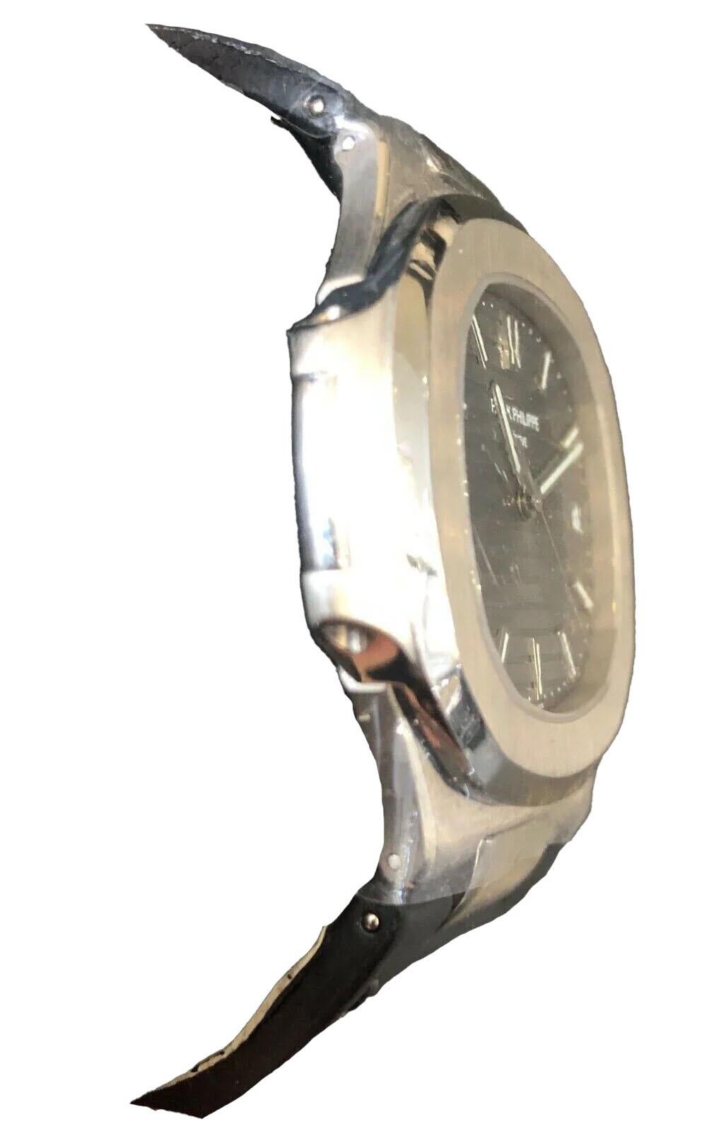 El reloj de pulsera Patek Philippe Nautilus, modelo 5711G-001, es la cumbre del lujo y la sofisticación para hombre. Fabricado con una caja de oro blanco de 40 mm, este reloj presenta un bisel liso y un fondo de caja de exposición que muestra con