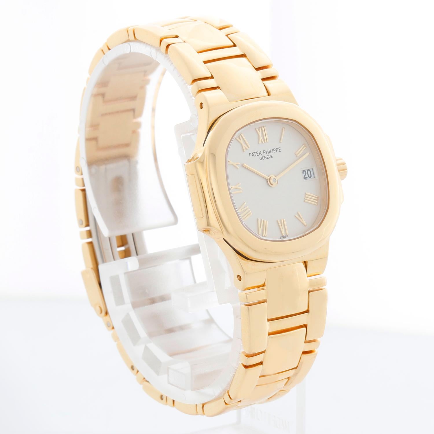 Orologio Patek Philippe Nautilus Donna in oro giallo 18k Ref 4700/51J - Quarzo. Nautilus. Oro giallo 18 carati (diametro 26 mm). Poiché alcuni collezionisti preferiscono la finitura originale, l'abbiamo lasciata così com'è, ma può essere lucidata su