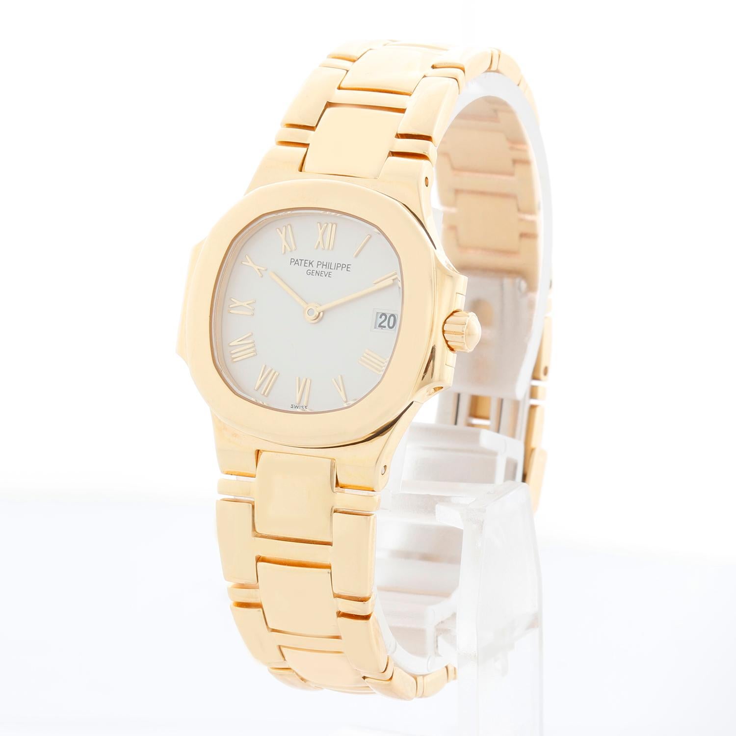 Orologio Patek Philippe Nautilus Donna in oro giallo 18 carati Ref 4700/51J In condizioni ottime in vendita a Dallas, TX