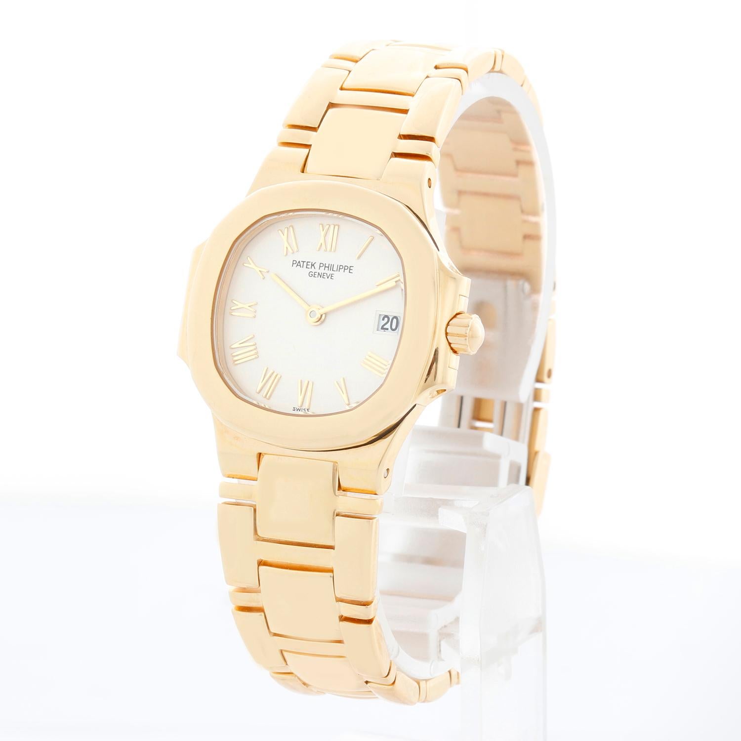 Patek Philippe Montre Nautilus pour dames en or jaune 18 carats Ref 4700/51J Excellent état à Dallas, TX