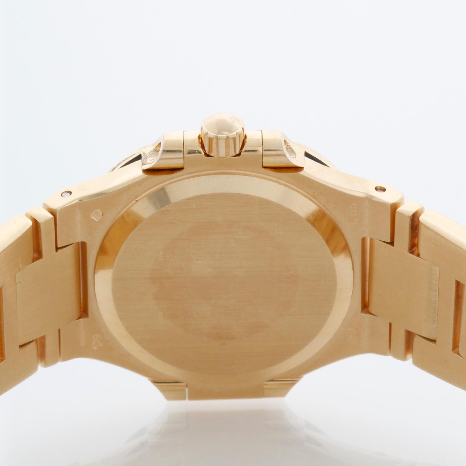 Orologio Patek Philippe Nautilus Donna in oro giallo 18 carati Ref 4700/51J in vendita 2