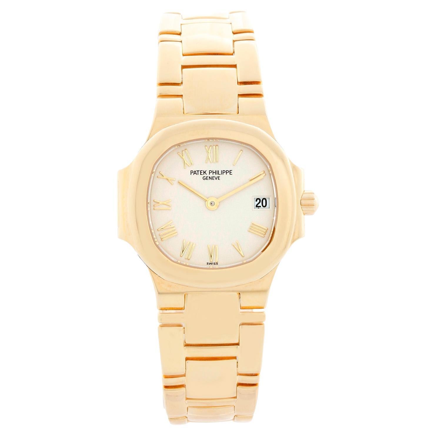 Patek Philippe Montre Nautilus pour dames en or jaune 18 carats Ref 4700/51J