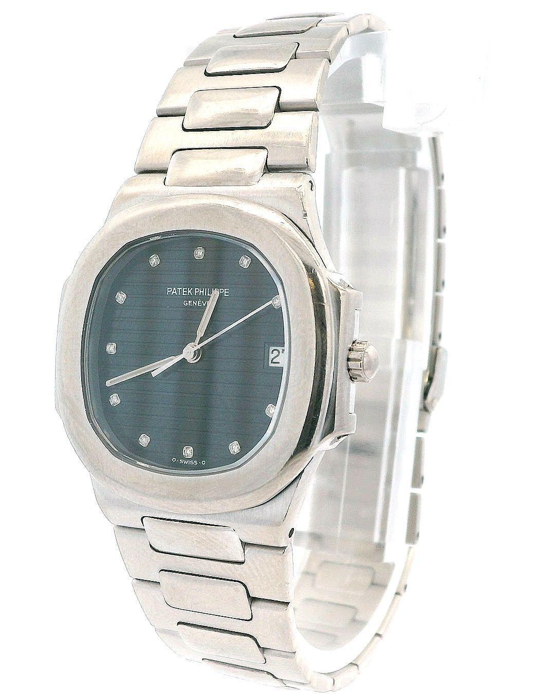 Eine bemerkenswerte Patek Philippe 3900/1G Uhr aus dem Jahr 1985.

Dieser exquisite Zeitmesser verfügt über ein kissenförmiges Gehäuse aus Edelstahl, das sich durch ein elegantes und modernes Design auszeichnet.

Das Zifferblatt ist mit einem