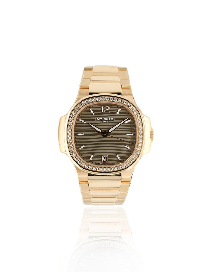 This automatic ladies Nautilus is presented within an 18K rose gold case measuring 35.2 mm diameter and a height of 8.62 mm, and features a sapphire crystal caseback so that the watch's inner workings can be admired. The beautiful golden brown