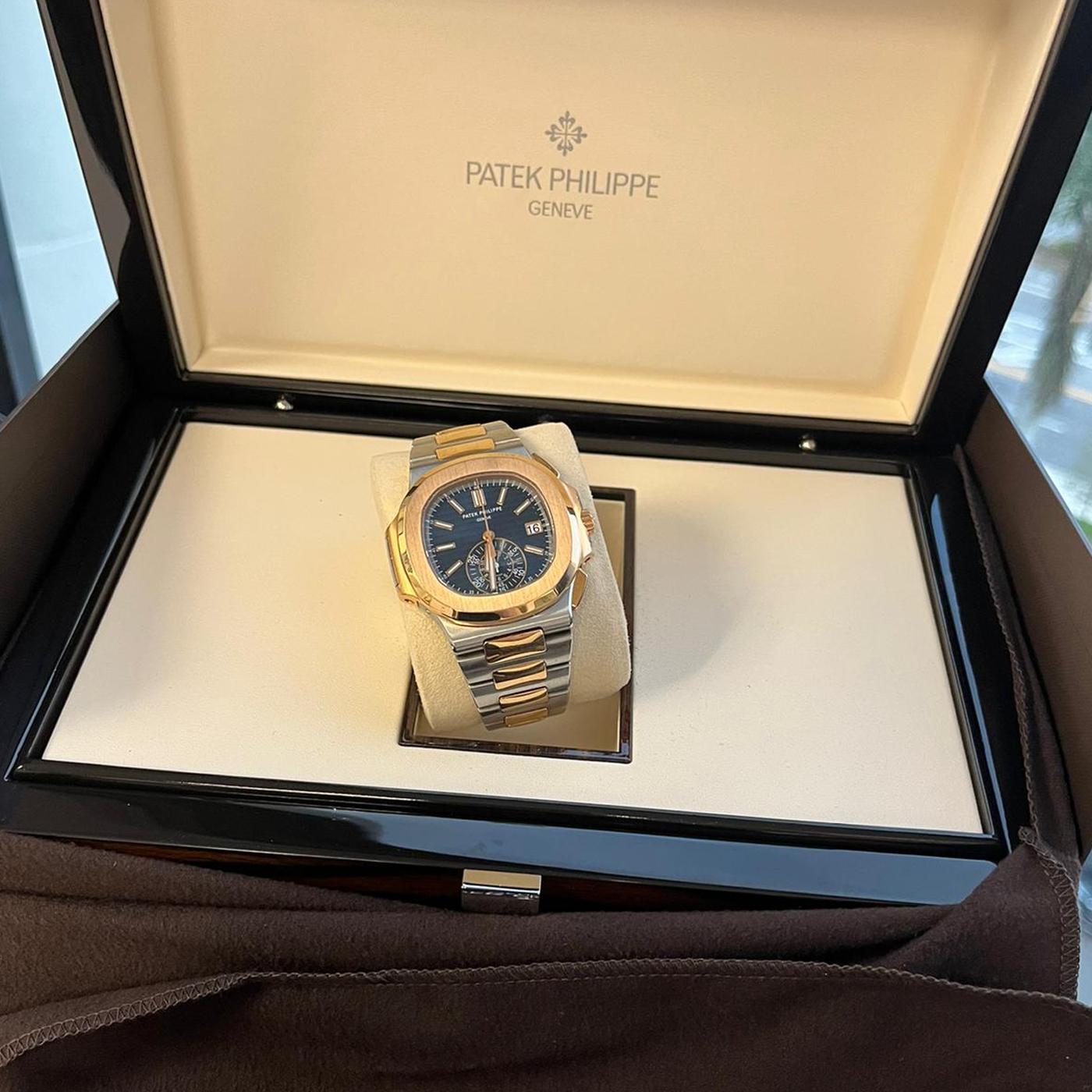 Patek Philippe Montre pour homme Nautilus en or rose avec cadran bleu en acier inoxydable et cadran 5980/1AR Pour hommes en vente