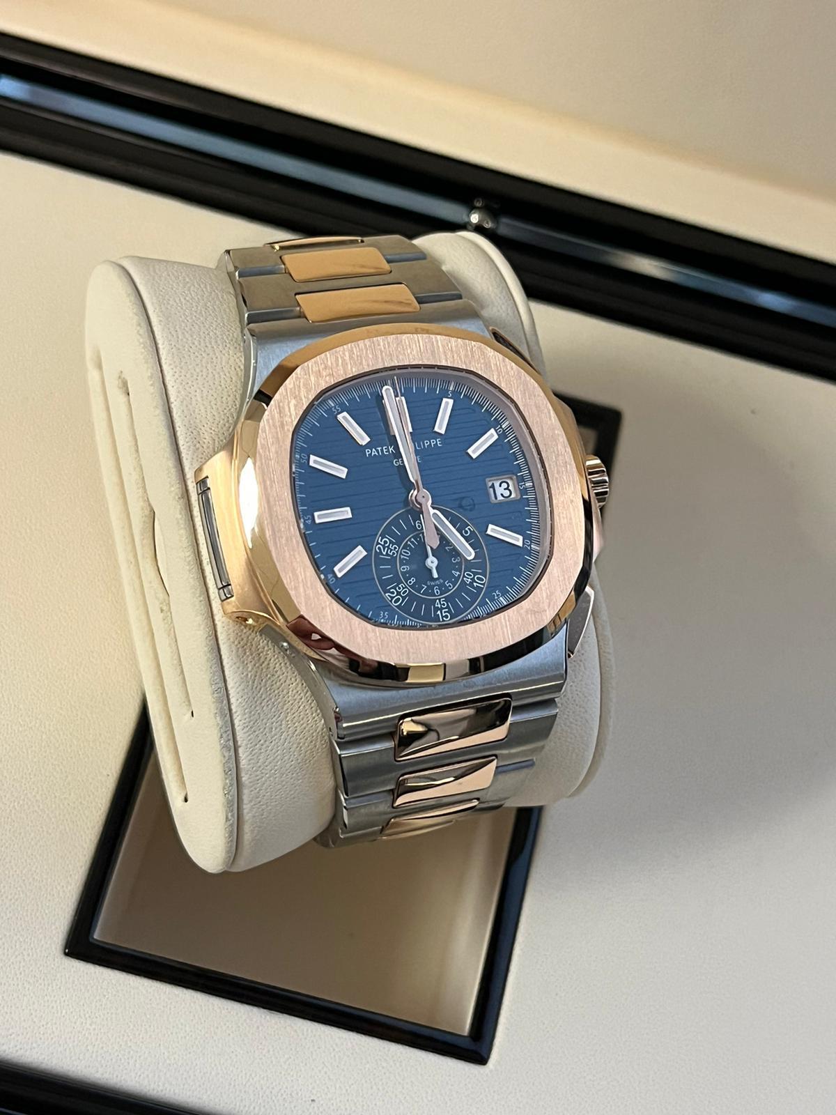 Patek Philippe Montre pour homme Nautilus en or rose avec cadran bleu en acier inoxydable et cadran 5980/1AR en vente 2