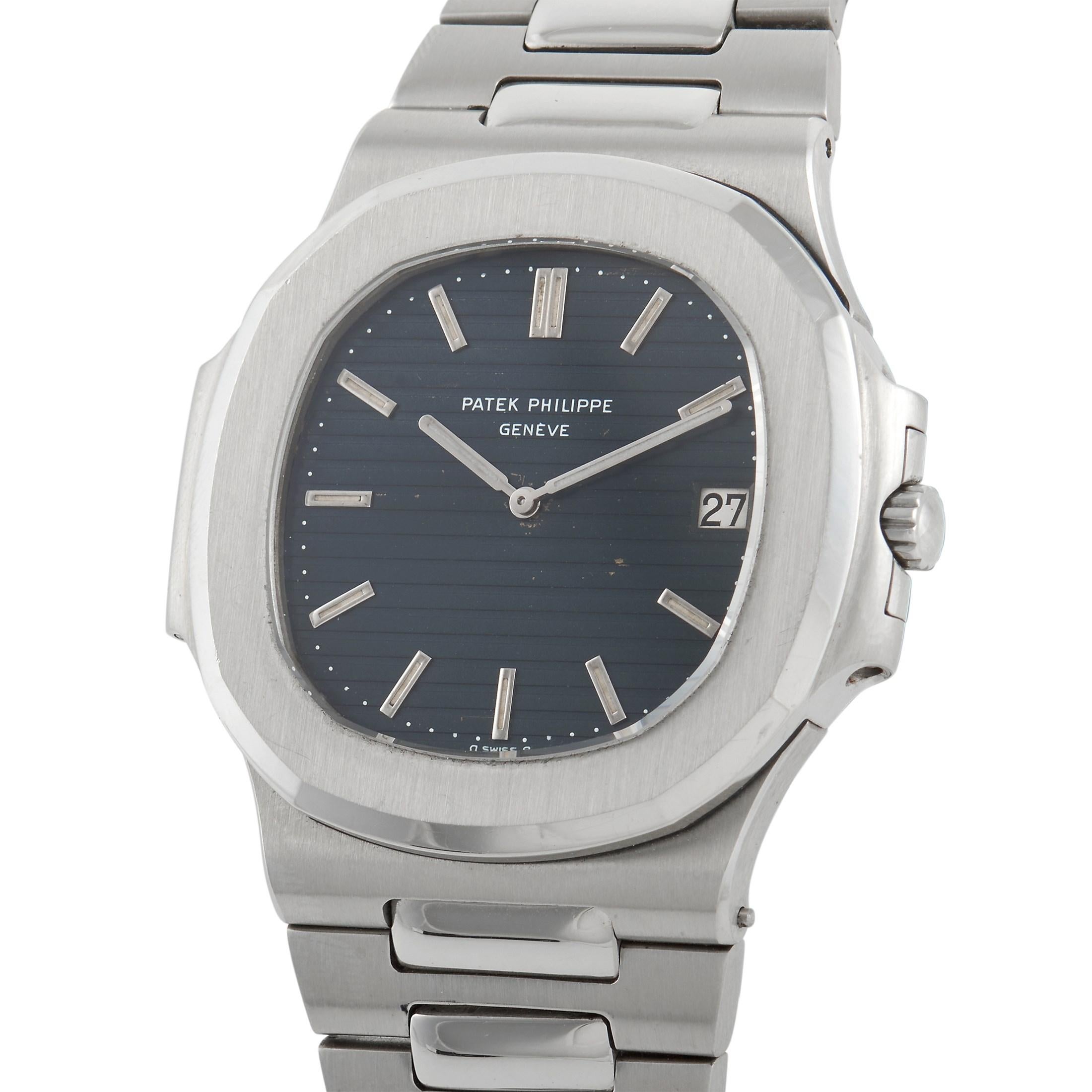 This Patek Philippe Nautilus, reference number 3700, comes with a stainless steel case that measures 42 mm in diameter. The case is presented on a matching stainless steel bracelet. This black dial displays hours, minutes, and the date at the 3