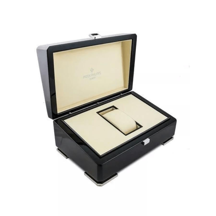 Patek Philippe Nautilus Watch 40MM White Index Hour Markers Dial Stainless Steel For Sale 4
