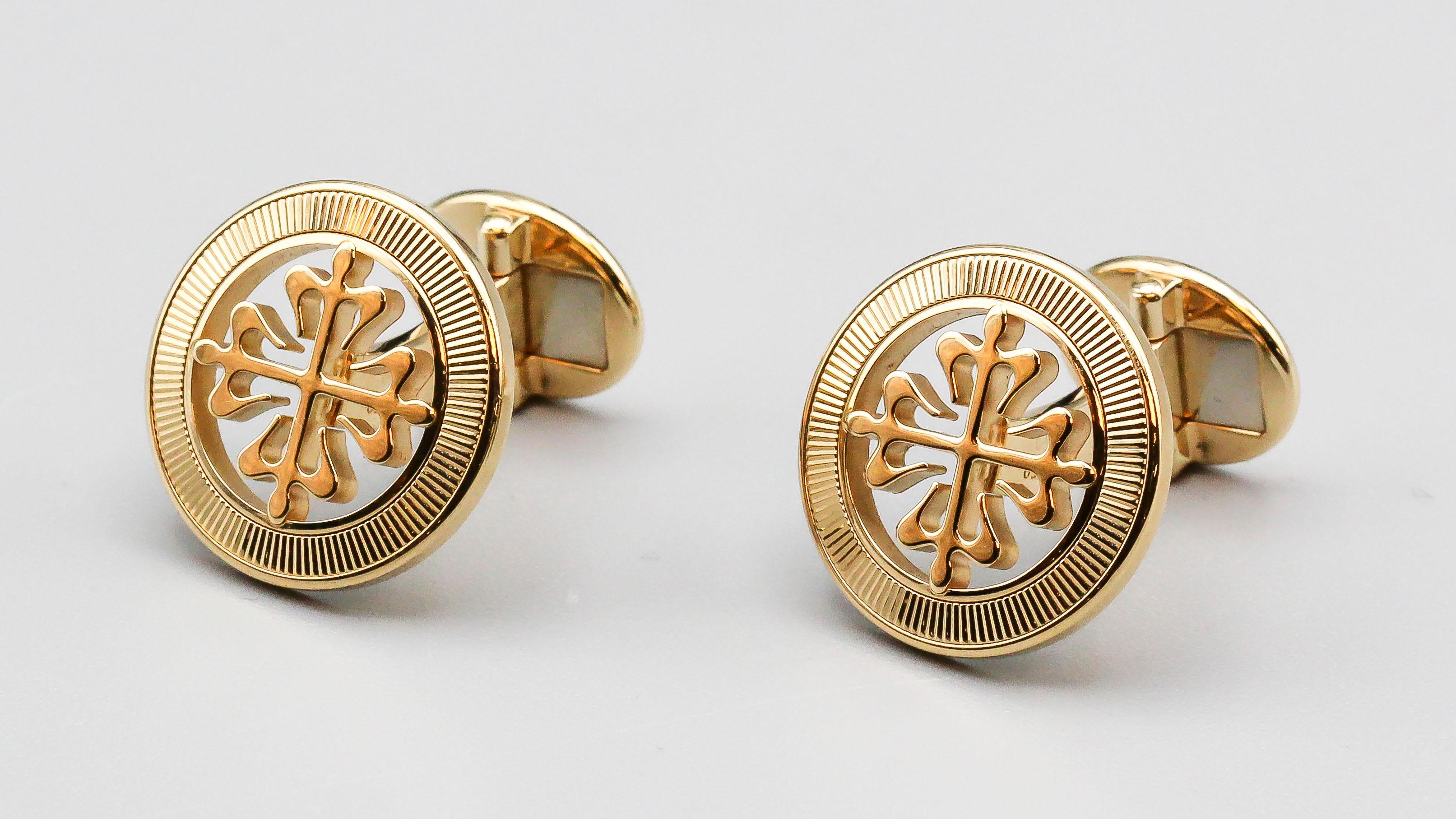 Fine pair of 18K yellow gold cross cufflinks, from the 