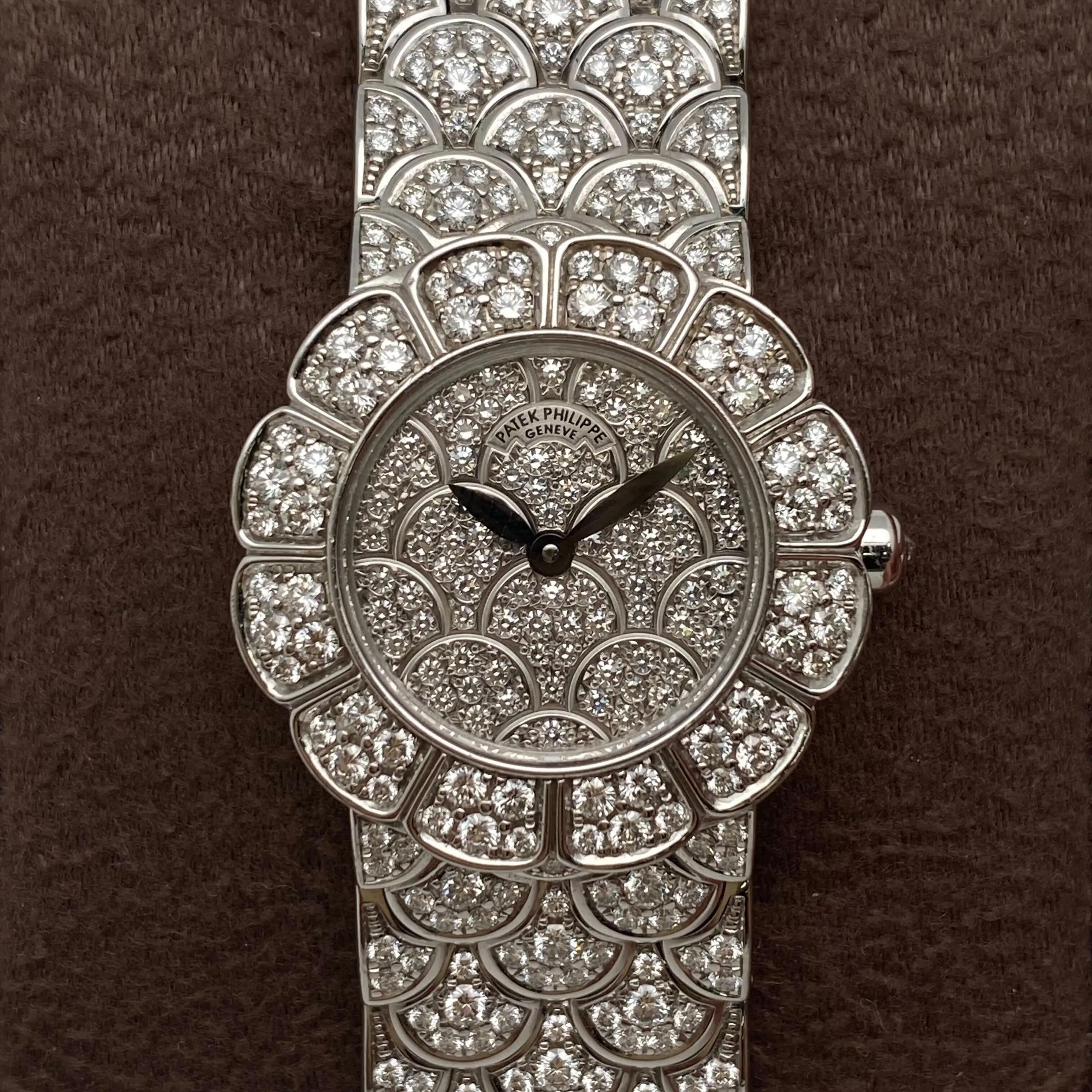 Usato in condizioni eccellenti. Modello molto raro. Viene fornito con la custodia da viaggio Patek, senza documenti. 

🕰 Panoramica del prodotto

Marchio: Patek Philippe

Model: Neptune

Model No.: 4872/3G-001

Tipo: Orologio da