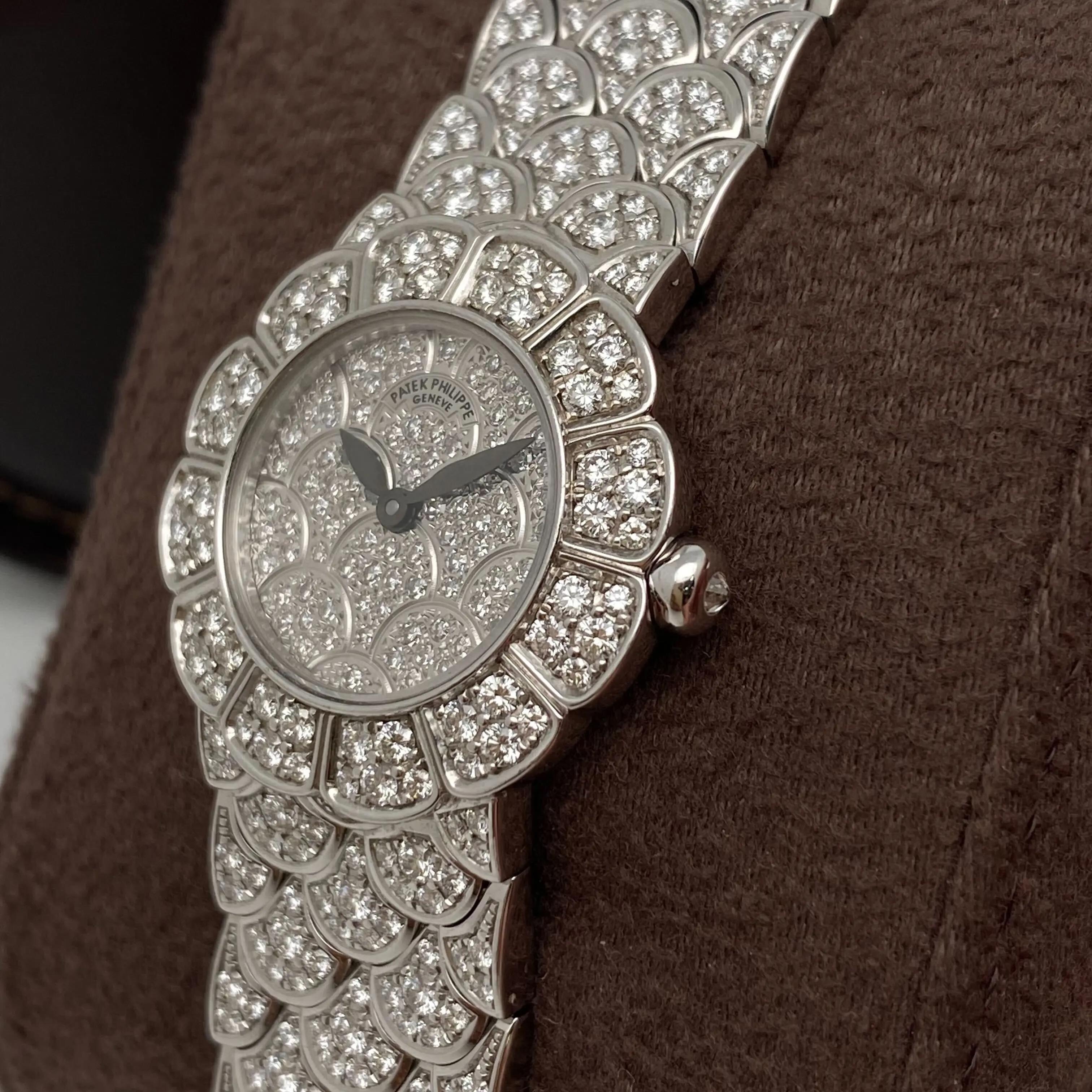 Patek Philippe Neptune 25 mm, oro bianco 18 carati, quadrante con diamanti 4872/3G-001 In condizioni buone in vendita a New York, NY