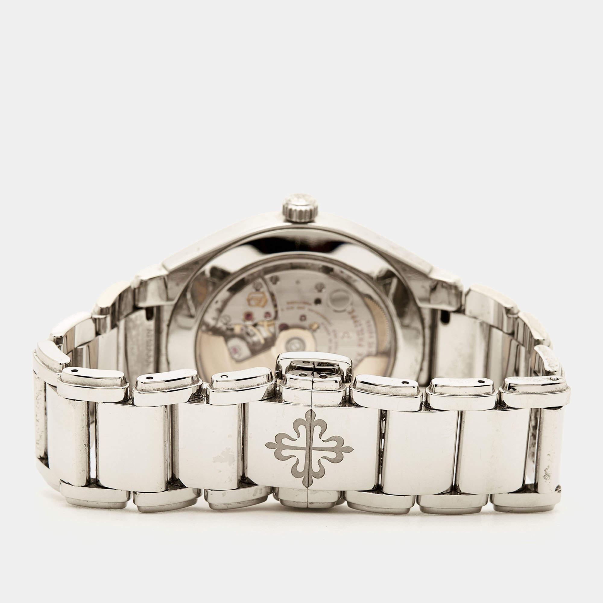 Conçue selon les codes de l'horlogerie classique, cette montre-bracelet pour femme de Patek Philippe est un excellent choix si vous êtes à la recherche d'un garde-temps digne d'un investissement. Elle est issue de la ligne Twenty-4 - une collection