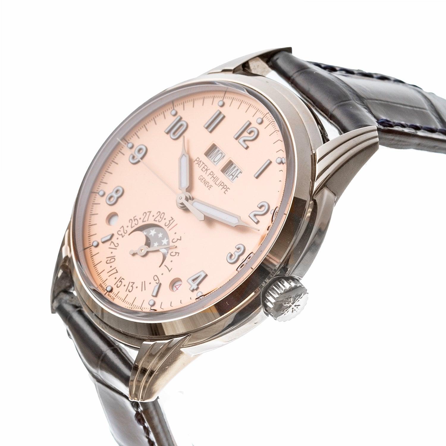 Patek Philippe Ewiger Kalender (Ref. 5320G-011), ausgestattet mit dem Automatikwerk Kaliber 324 S Q; vergoldetes opalisierendes Roségold-Zifferblatt mit aufgesetzten arabischen Leuchtziffern; Tages- und Monatsanzeige bei 12 Uhr; Datumsanzeige durch