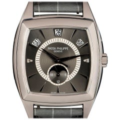 Patek Philippe Montre-bracelet automatique Gondolo à calendrier annuel en platine Réf. 5135P