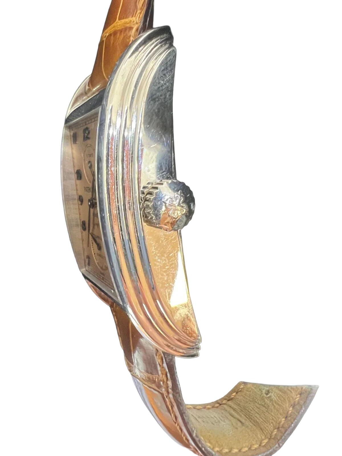 Eleva il tuo stile con l'orologio da uomo Patek Philippe Gondolo Salmon, referenza 5101P, un capolavoro che incarna il lusso e la maestria artigianale. Questo eccezionale segnatempo presenta una straordinaria cassa rettangolare in platino di 52 mm,