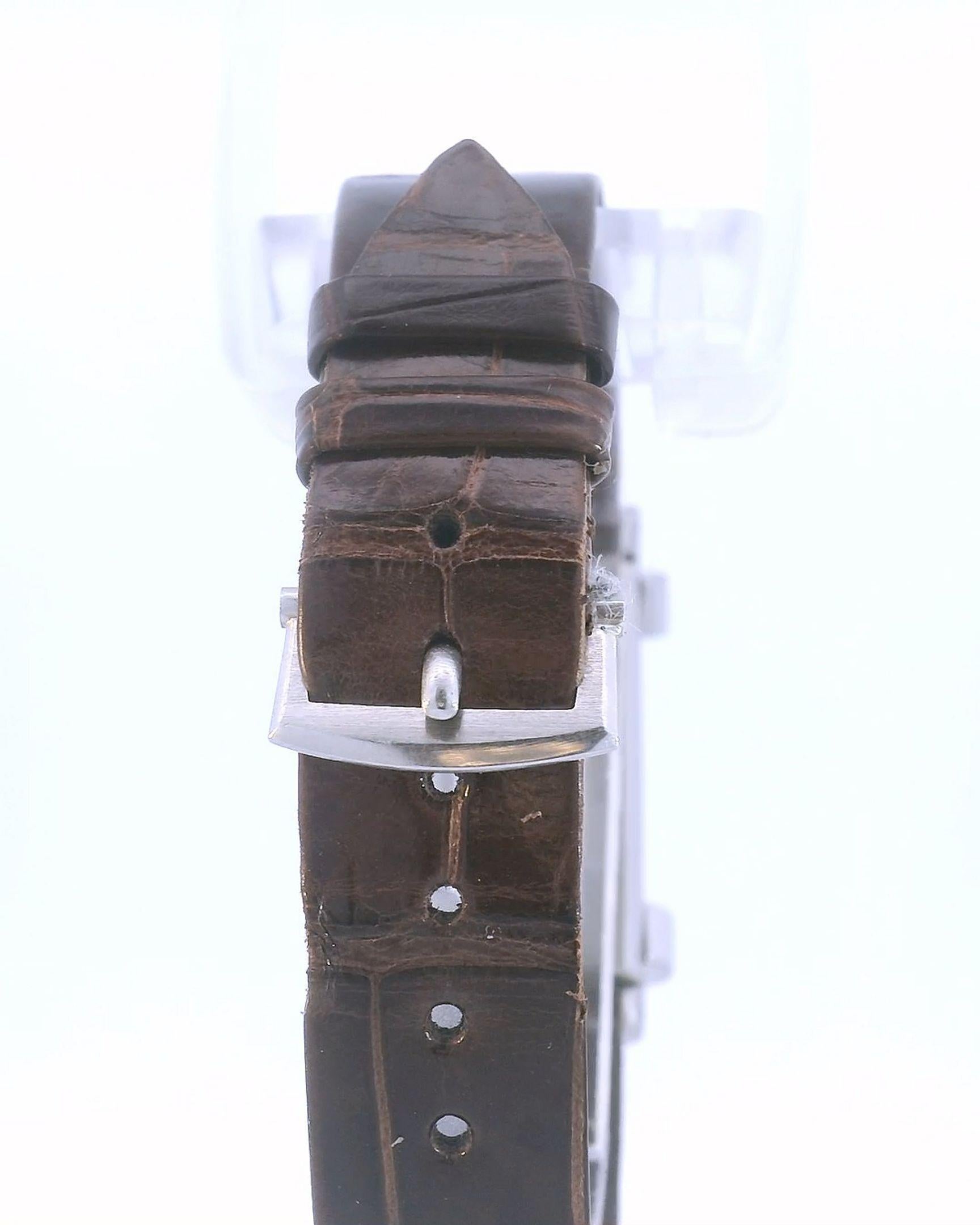 Eine auffällige rechteckige Uhr aus den 1940er Jahren.

Dieses exquisite Stück von Patek Philippe verfügt über ein in Platin gefasstes Handaufzugswerk.

Das Zifferblatt ist mit Diamantmarkierungen verziert, die dem minimalistischen Design einen