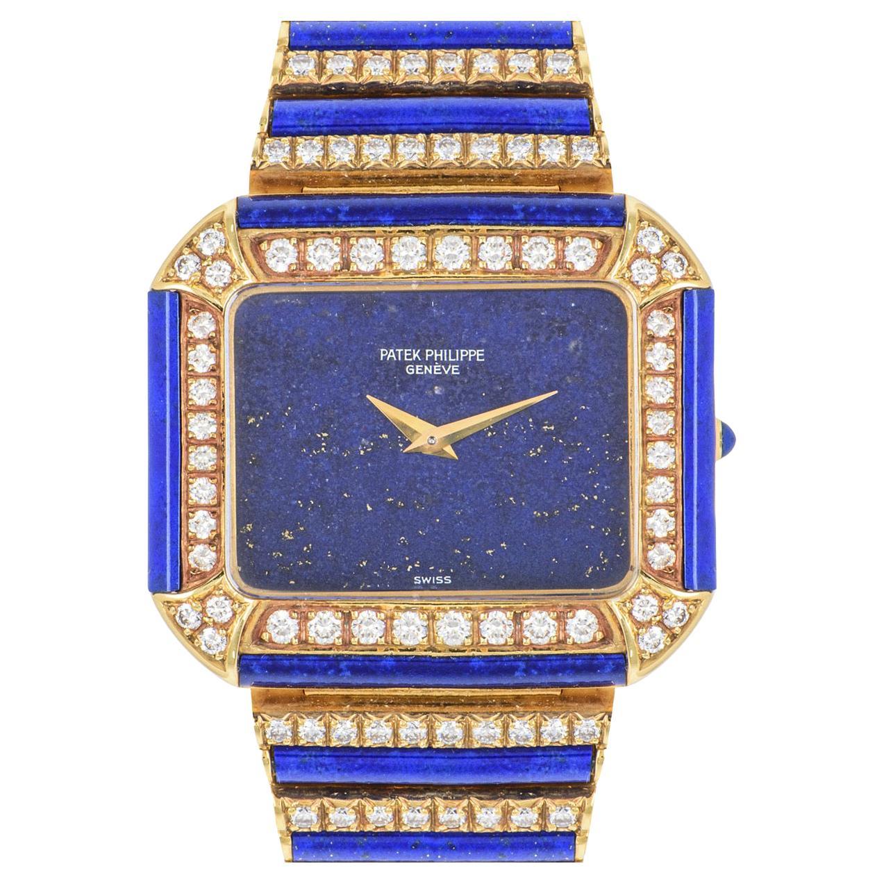 Eine sehr seltene Vintage-Cocktail-Uhr von Patek Philippe in Gelbgold. Mit einem Zifferblatt aus Lapislazuli und einer diamantbesetzten Lünette. Die Lünette ist ebenfalls mit Lapis besetzt, ebenso wie die Krone.

Das mit Lapis und Diamanten besetzte