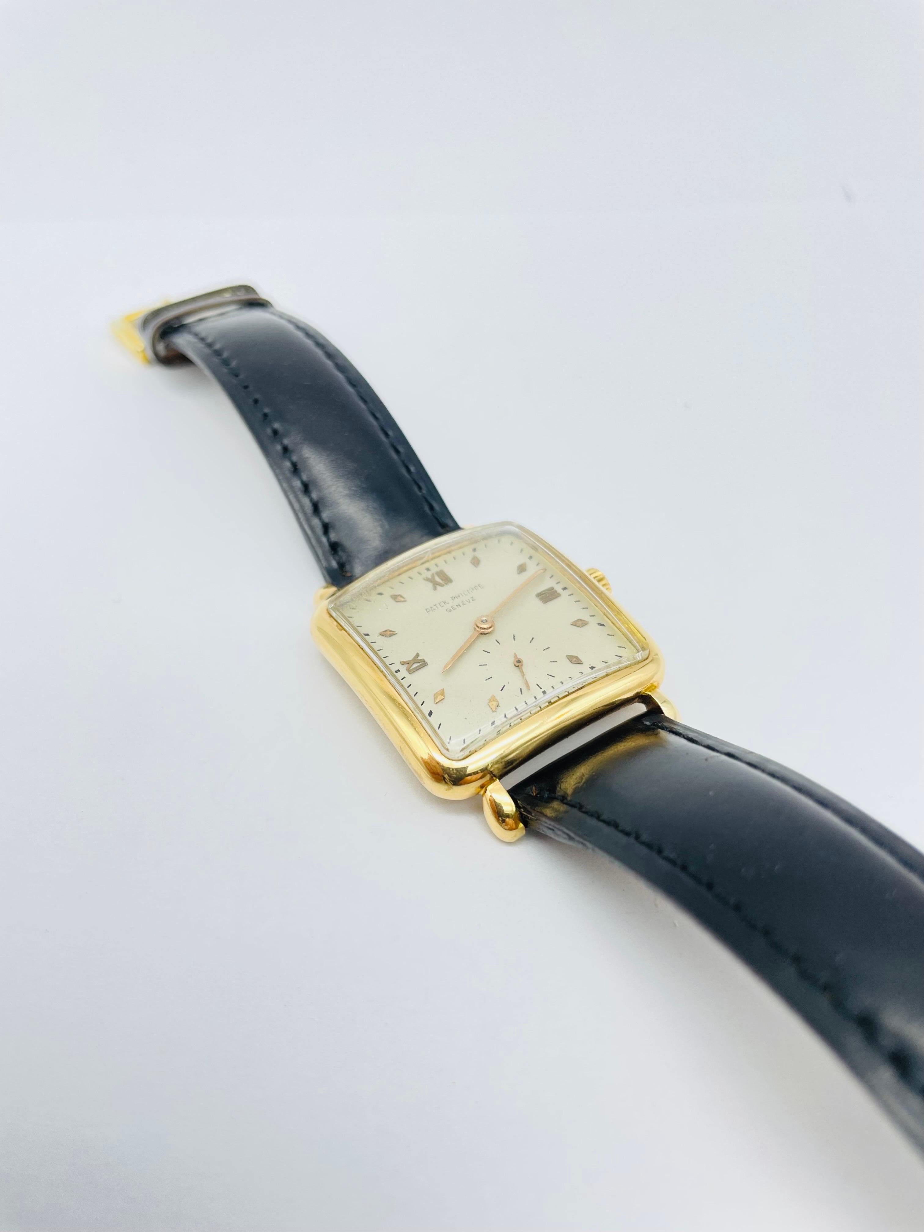 Admirez la majesté de la montre mécanique pour hommes Patek Philippe Rectangular Cushion 18K Yellow Gold 1950s Ref. 2492, un chef-d'œuvre d'ingénierie horlogère qui met en valeur les meilleurs éléments d'artisanat et de design qui font la renommée
